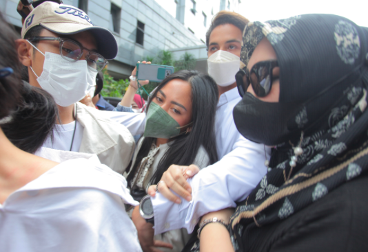 Selebgram Rachel Vennya (tengah) tiba untuk menjalani pemeriksaan di Mapolda Metro Jaya, Jakarta, Kamis (21/10/2021).