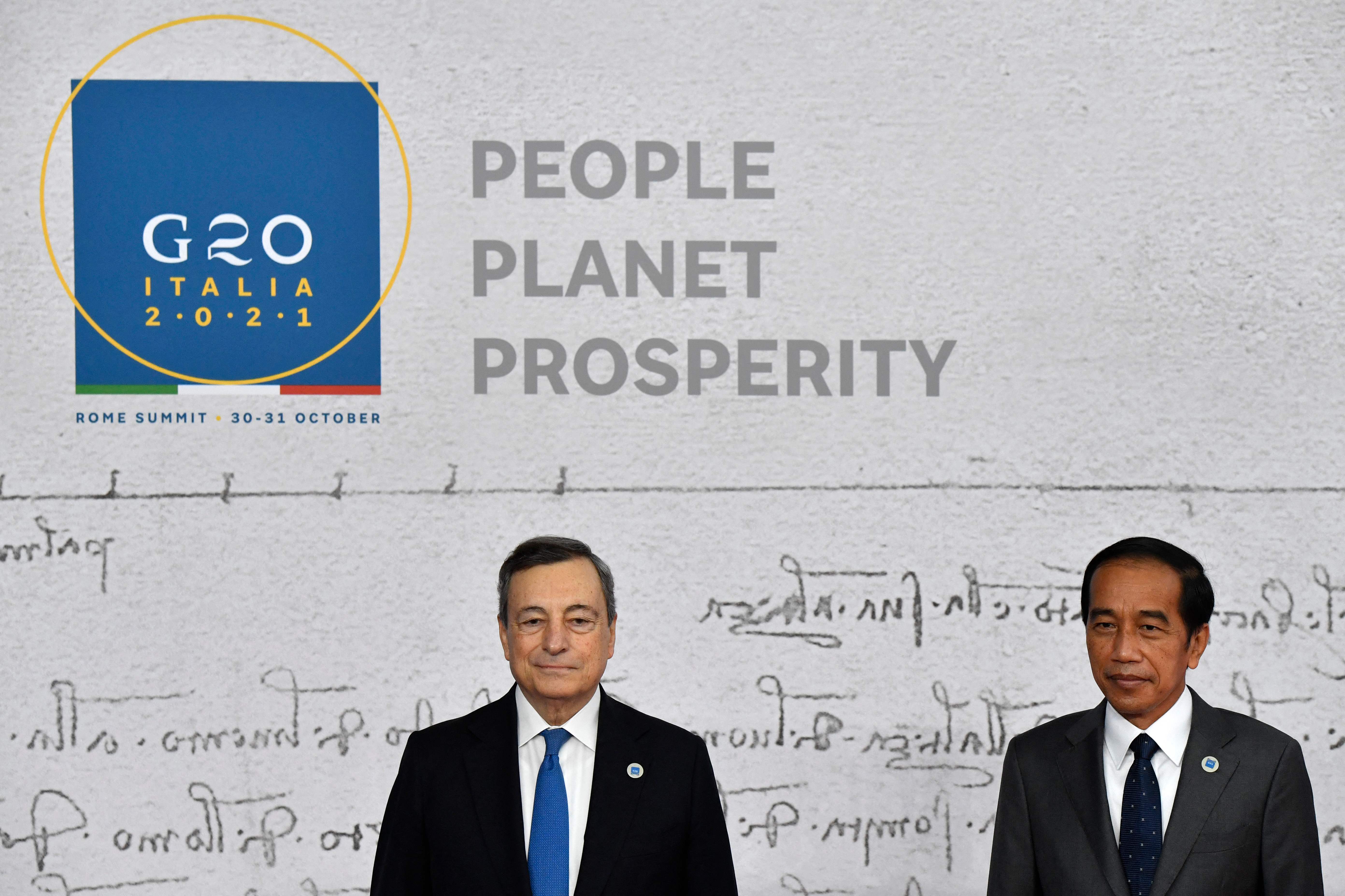 Presiden Joko Widodo (kanan) bersama Perdana Menteri Italia Mario Draghi