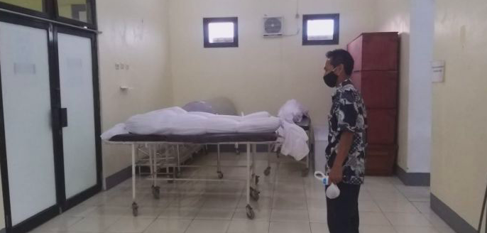 Ilustrasi - Petugas kamar mayat RSUD Bumiayu, Kabupaten Brebes, Rozikin memperlihatkan jenazah korban kecelakaan mobil ambulans.