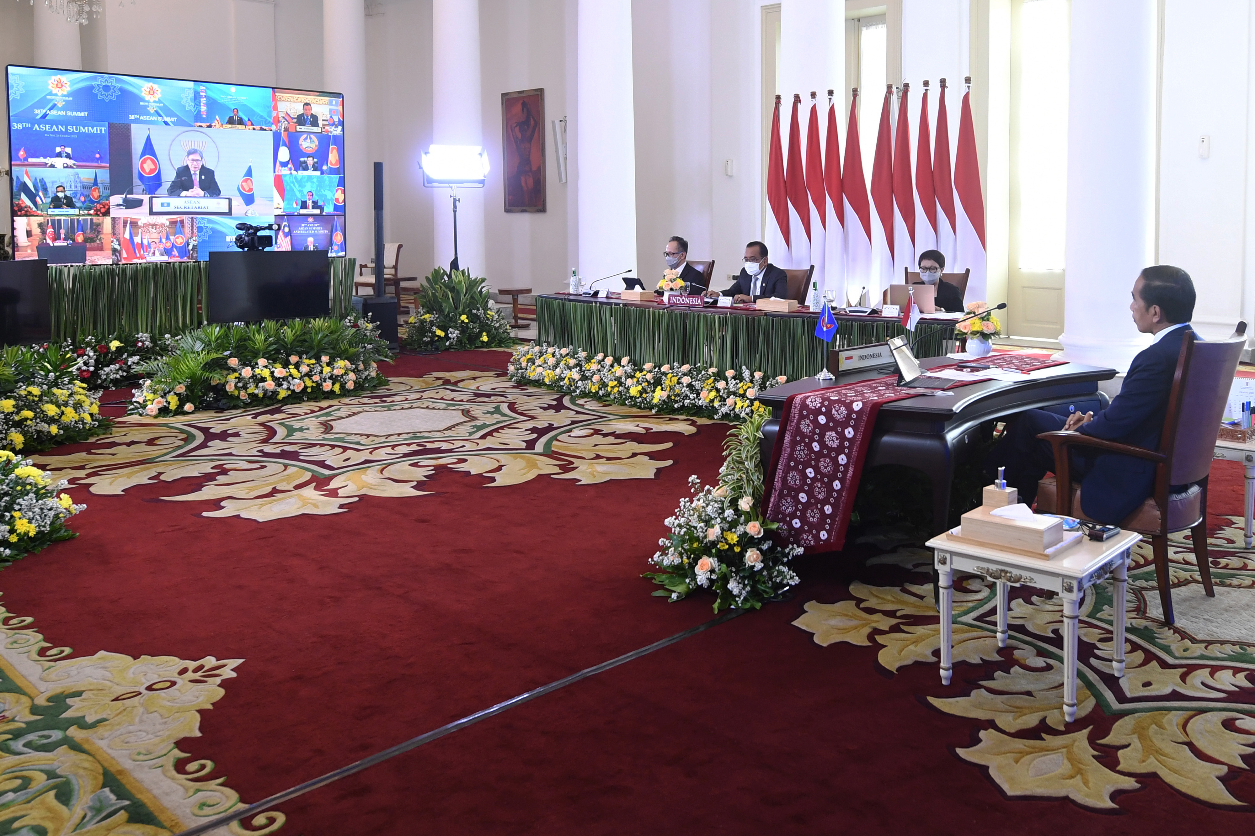 Suasana Presiden Jokowi saat menghadiri KTT ASEAN secara virtual di Istana Bogor.