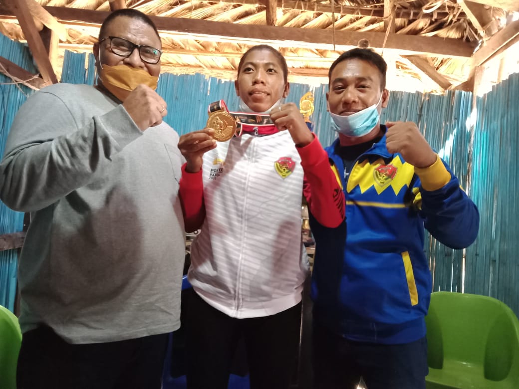 Atlet peraih emas cabang Muay Thai PON XX Papua asal Kupang, NTT Susanti Ndapataka banjir hadiah.