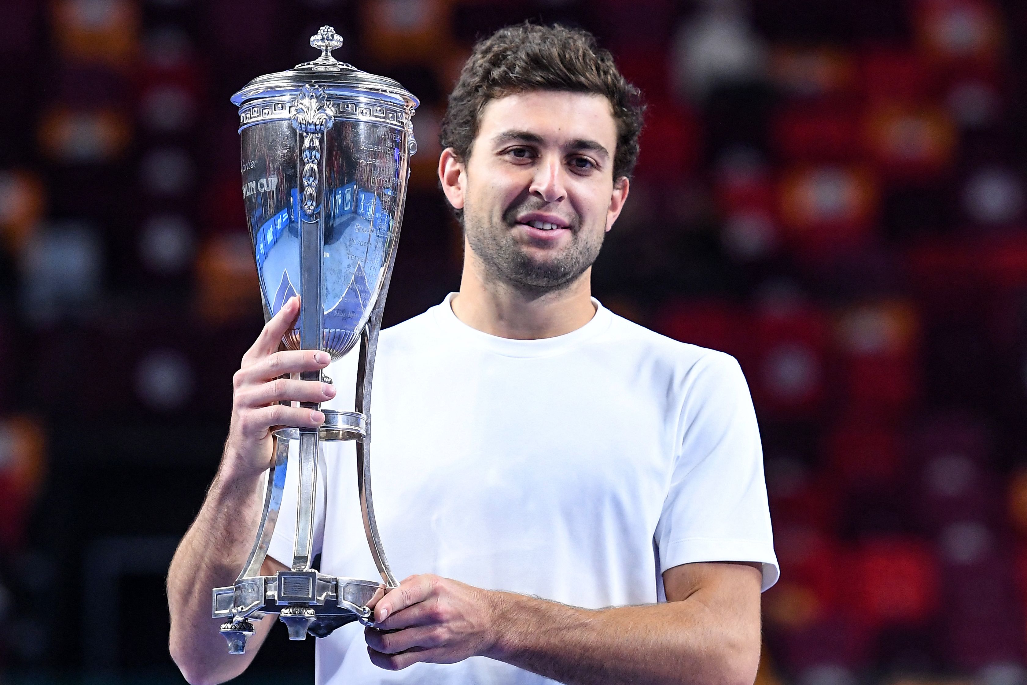 Petenis Rusia Aslan Karatsev mengangkat Piala Kremlin.