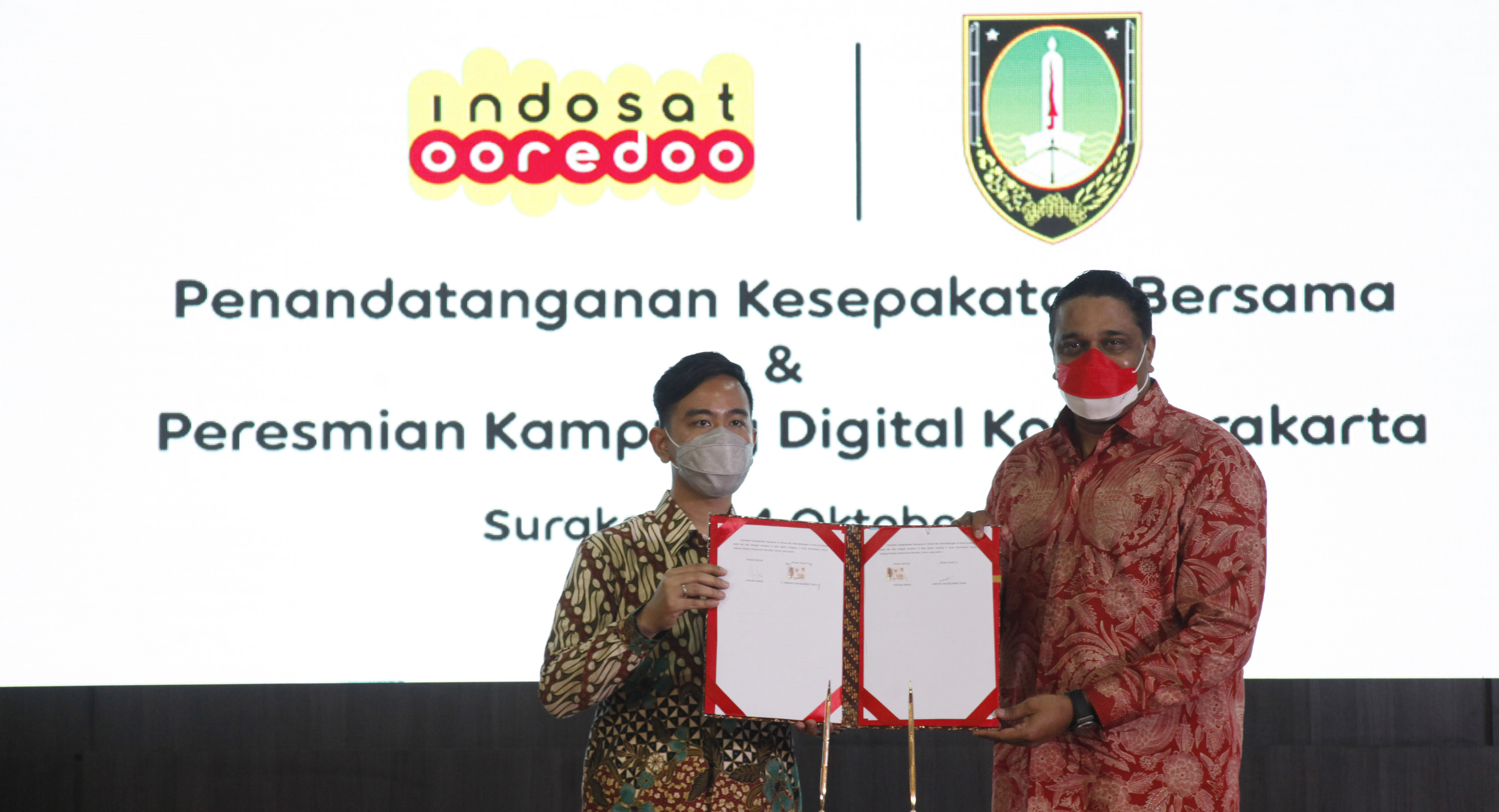 Director and Chief Operating Officer Indosat Ooredoo Vikram Sinha (kanan) bersama Wali Kota Solo Gibran Rakabuming Raka (kiri).