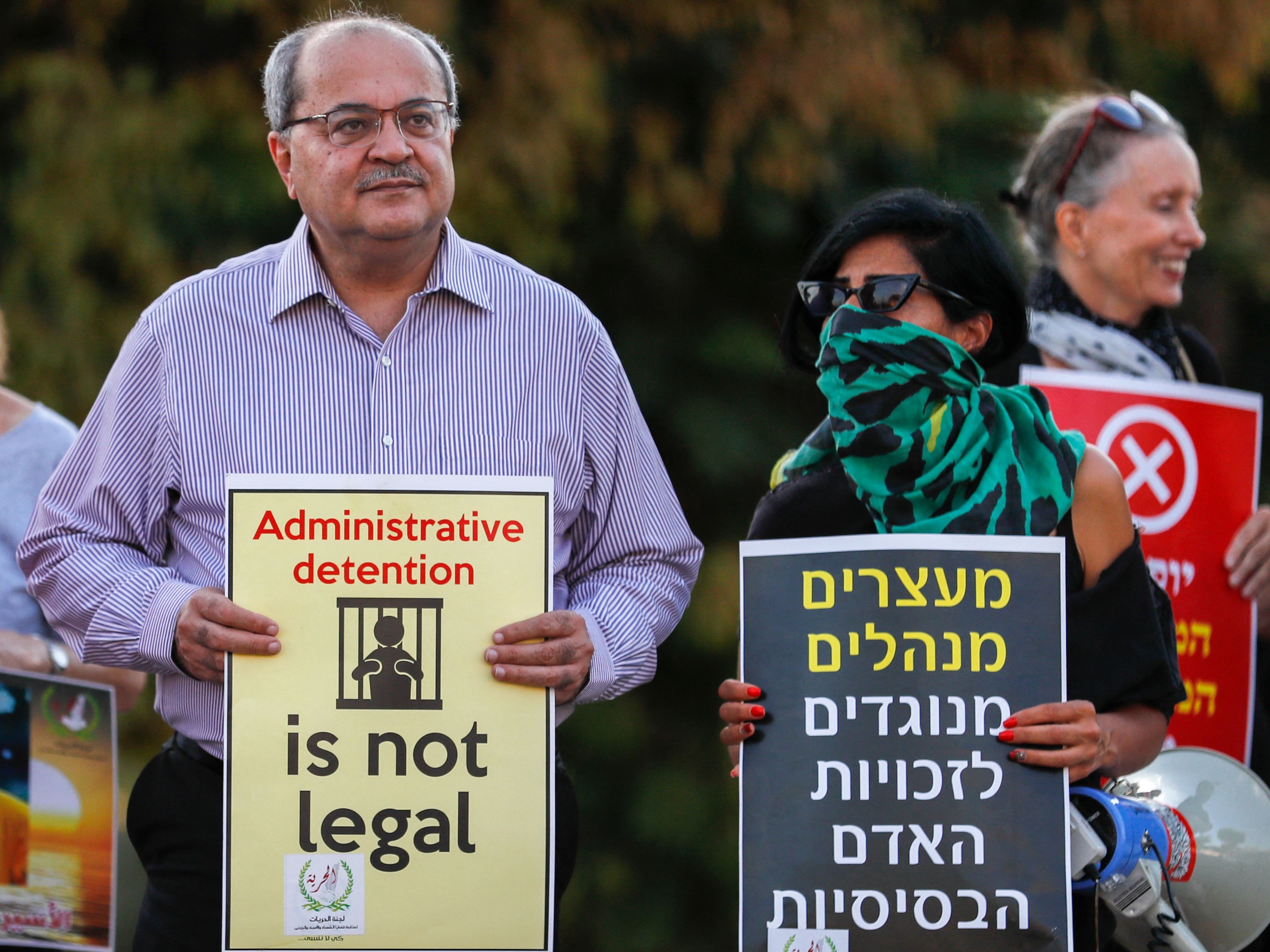 Ahmed Tibi (kiri), anggota Knesset Arab Israel, menyerukan pembebasan tahanan administratif Palestina pada 16 Oktober 2021.. 