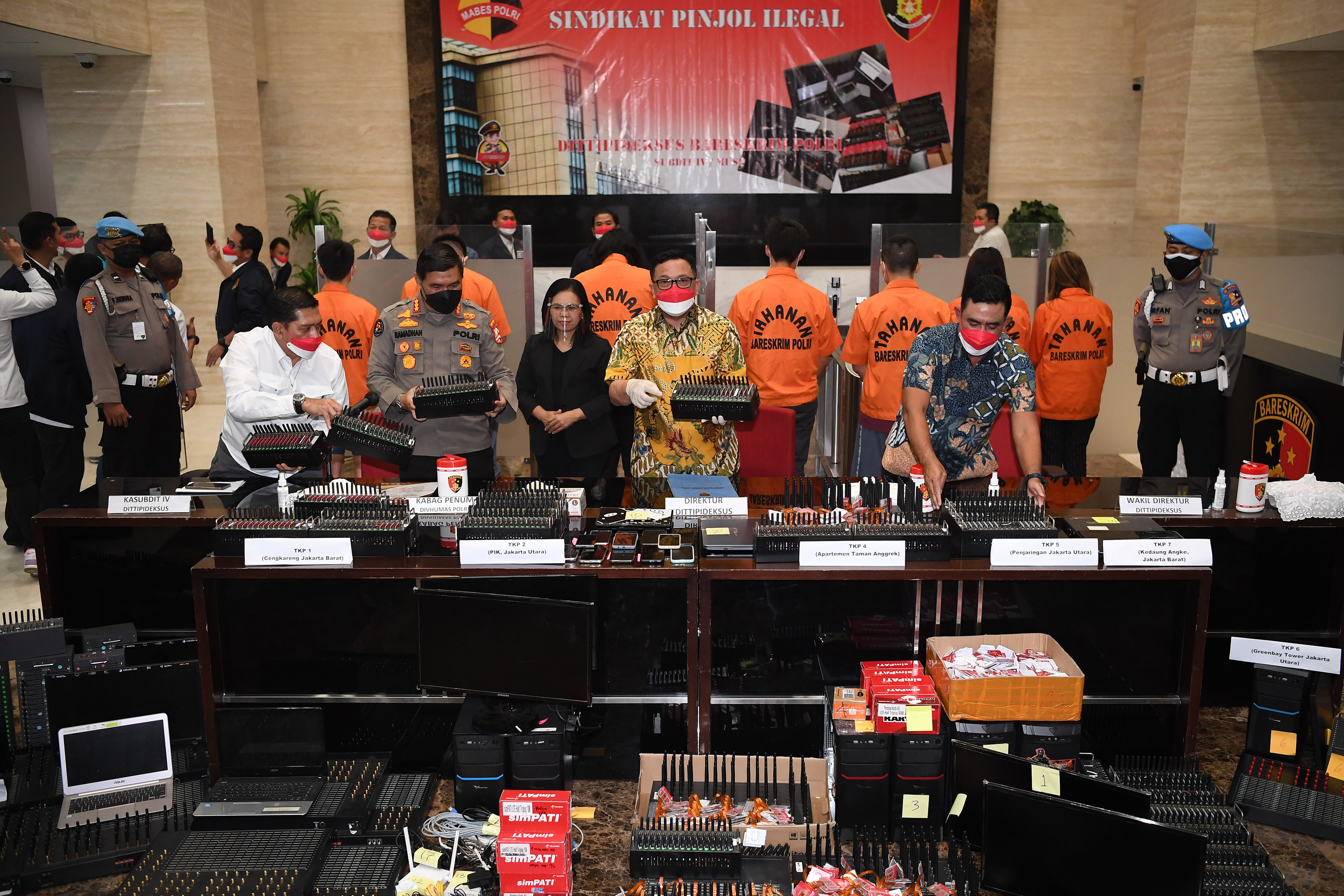 Direktur Tipideksus Polri Brigjen Pol Helmy Santika (kedua kanan) menunjukkan barang bukti kasus pinjaman online.