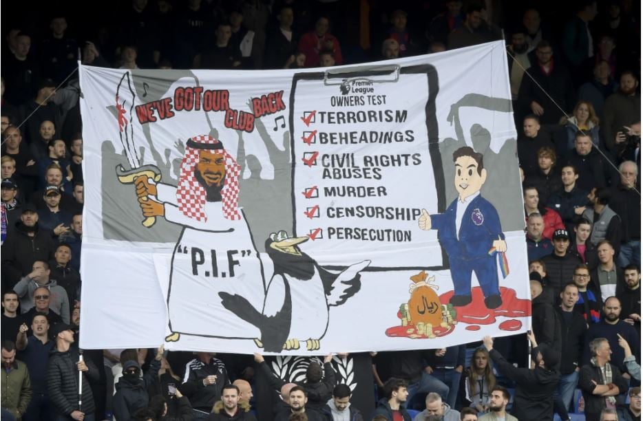 Spanduk memprotes pengambilaihan Newcastle United oleh konsorsium asal Arab Saudi dibentangkan oleh pendukung Crystal Palace.