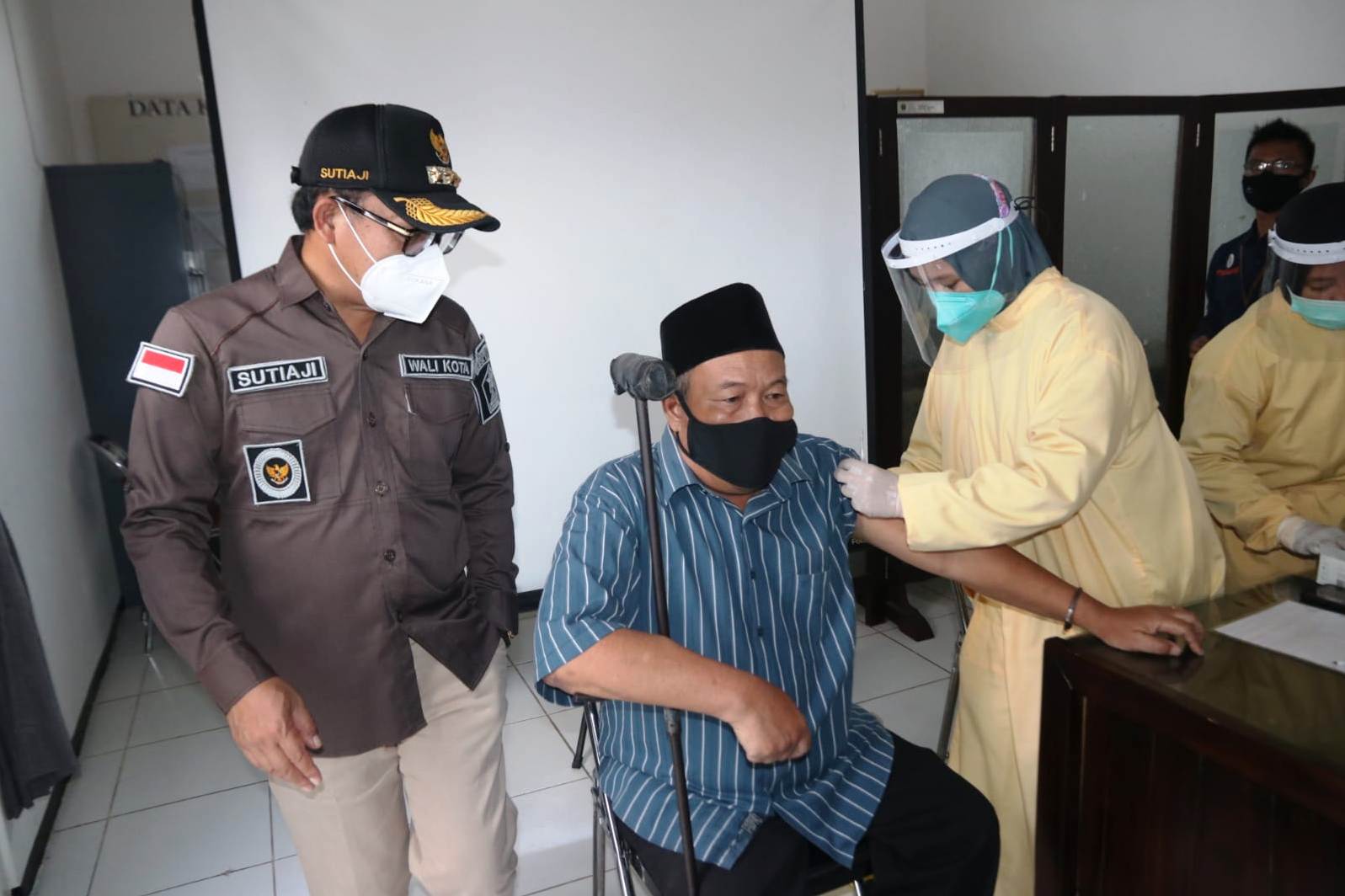 Wali Kota Malang Sutiaji (kiri) saat meninjau vaksinasi di Kantor Dinas Sosial, Malang, Rabu (18/8).