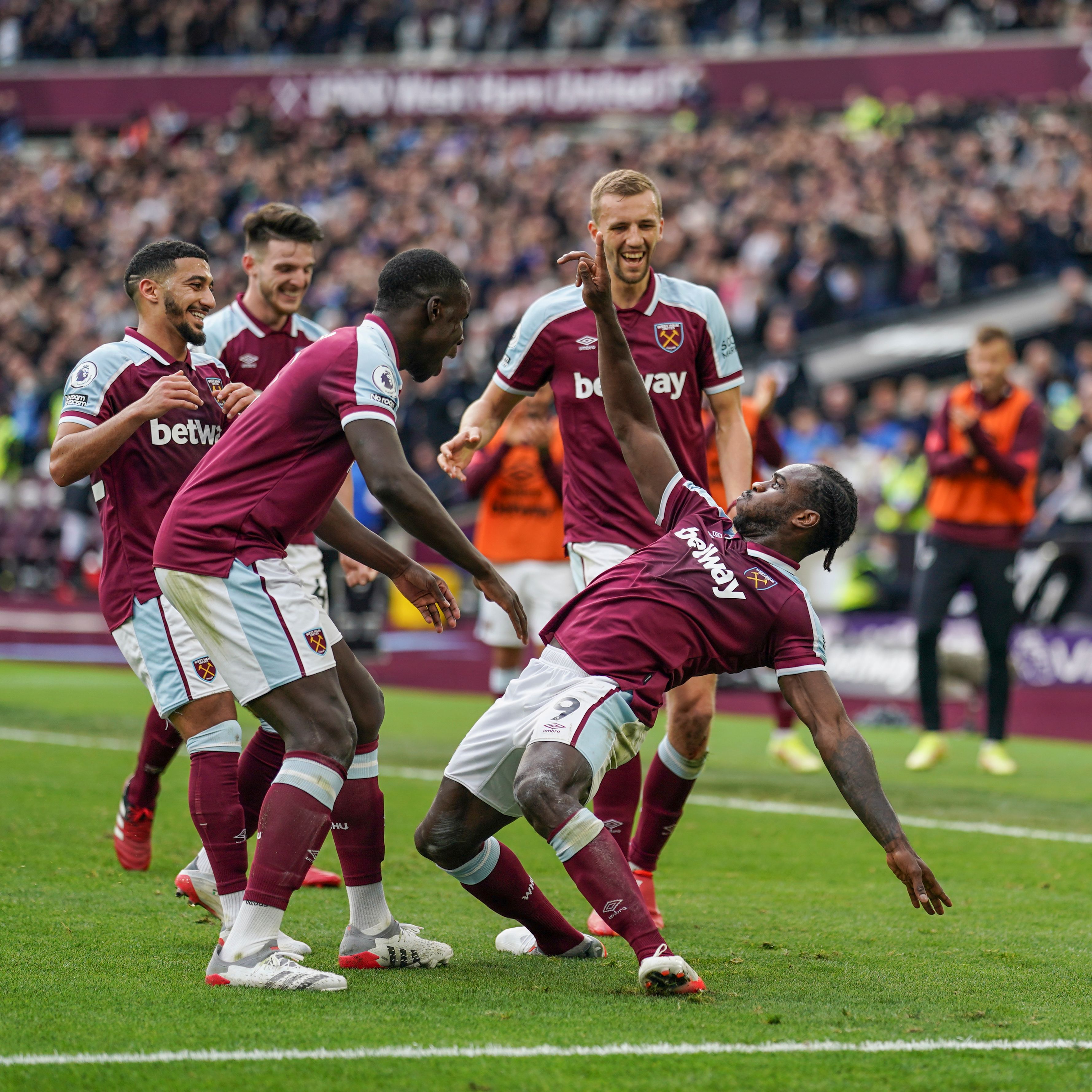 Pemain West Ham merayakan kemenangan