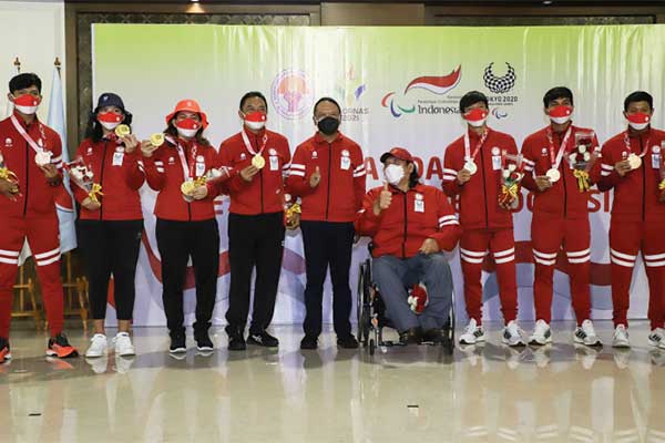 Menpora Zainudin Amali (tengah) bersama Ketua National Paralympic Committee (NPC) Indonesia Senny Marbun  berfoto bersama