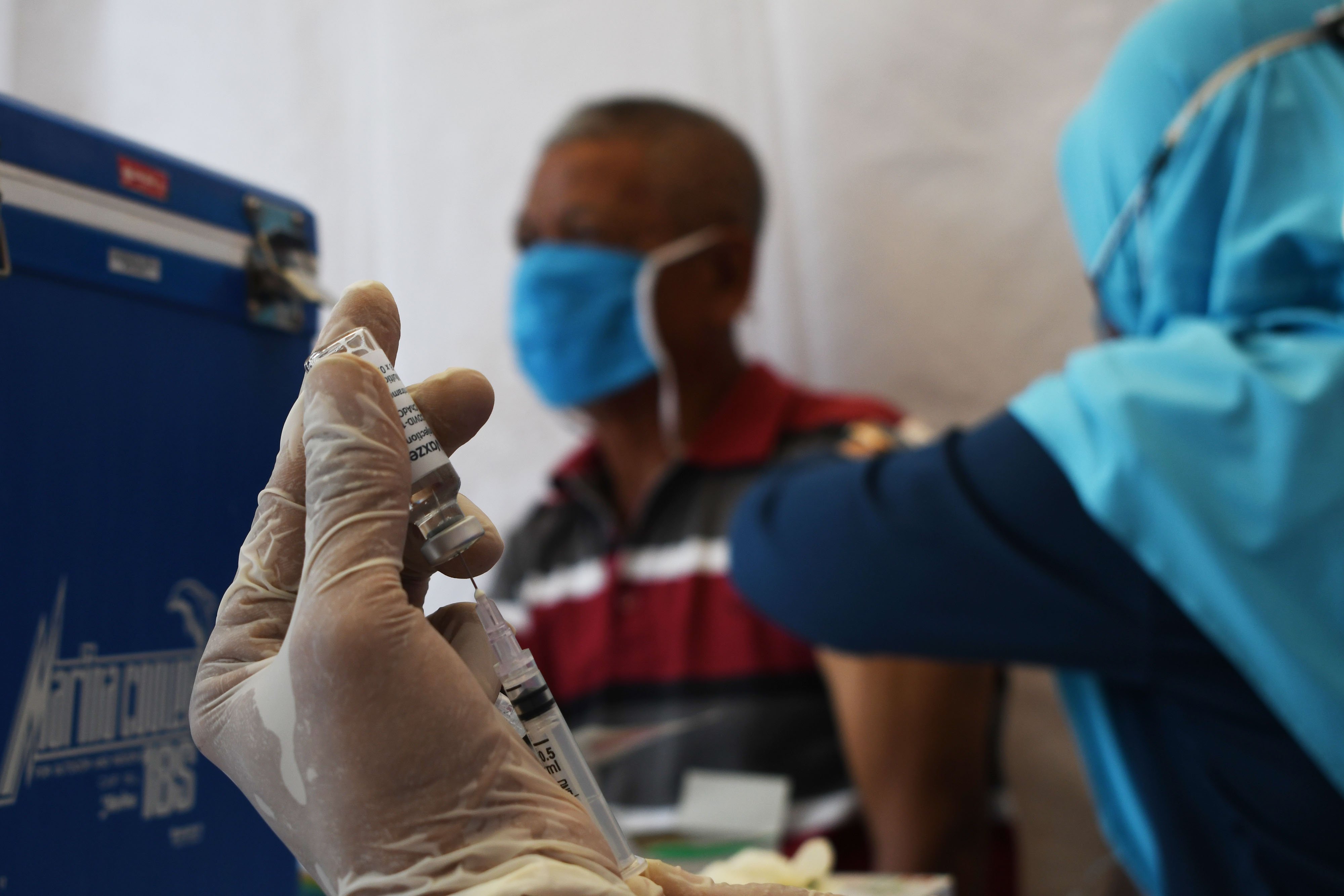 Ilustrasi petugas medis saat bersiap menyuntikkan vaksin covid-19 kepada warga.