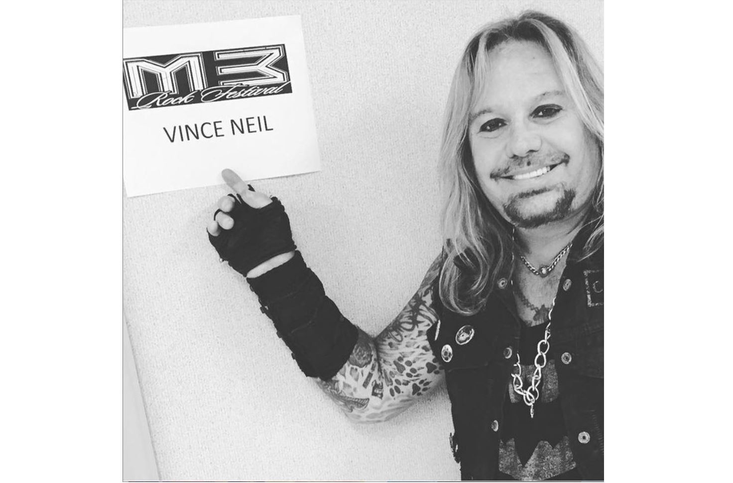 Vince Neil Terluka Setelah Jatuh dari Panggung 