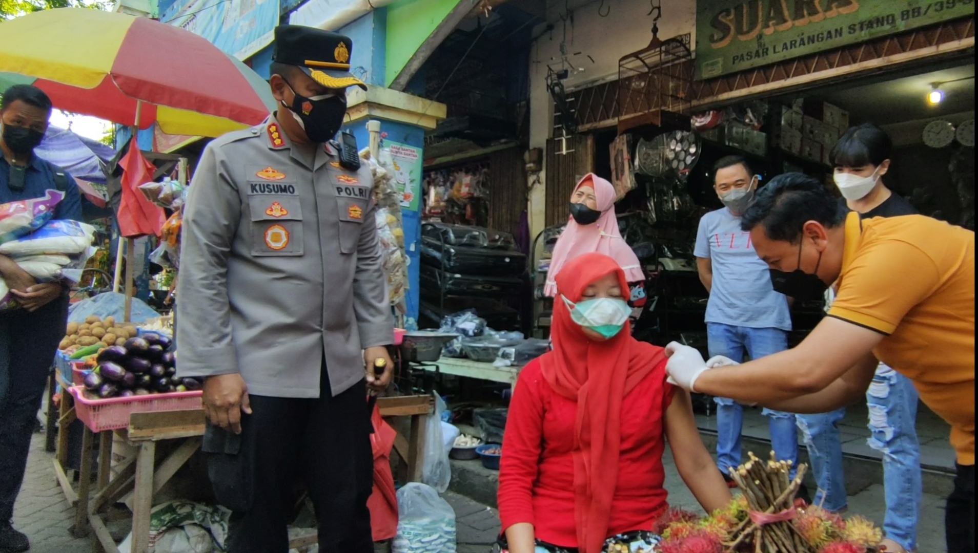 Kapolresta Sidoarjo, Kombes Kusumo Wahyu Bintoro memimpin vaksinasi di pasar tradisional