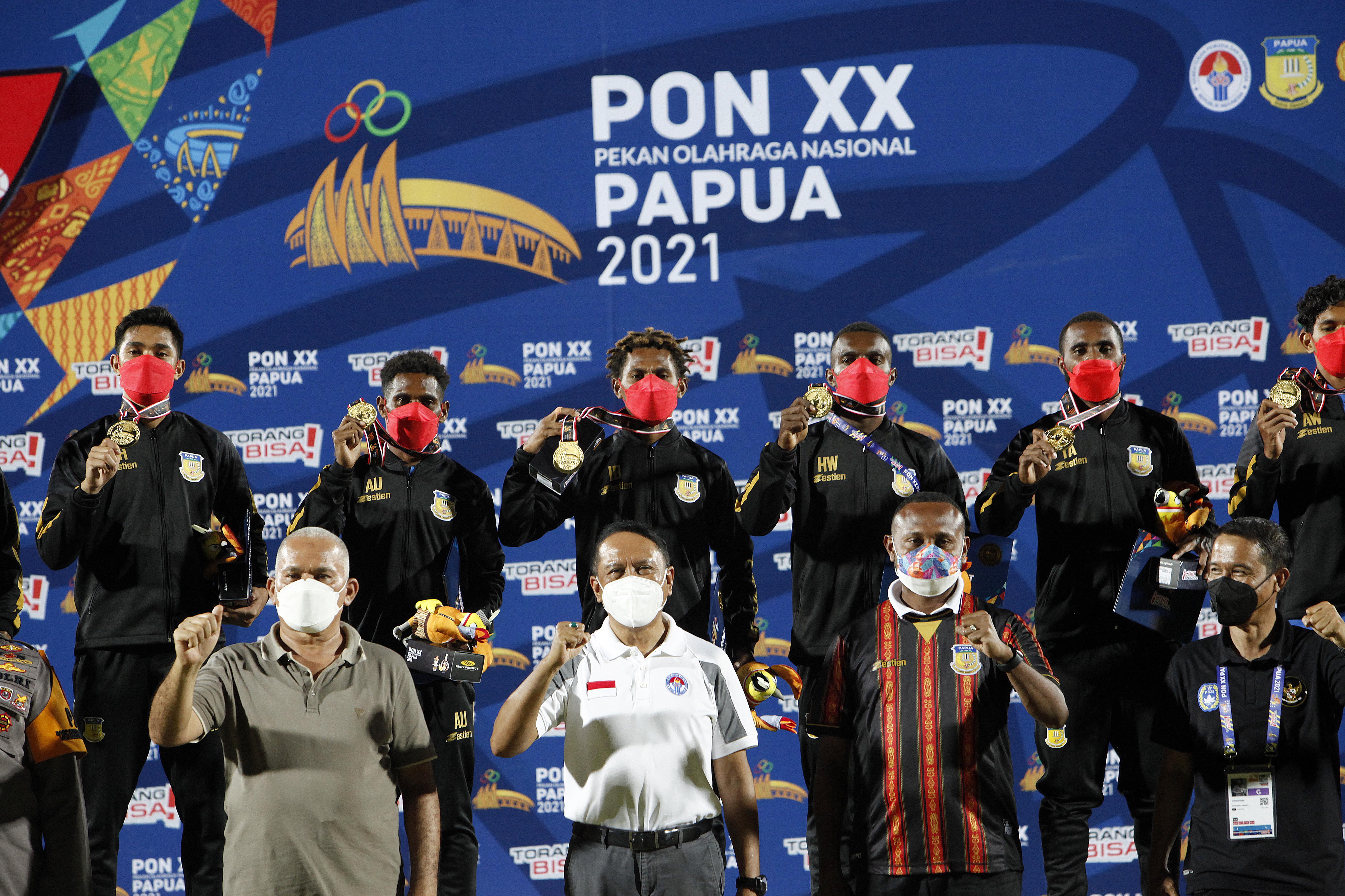 Pengalungan medali emas bagi tim sepak bola Papua di PON XX Papua