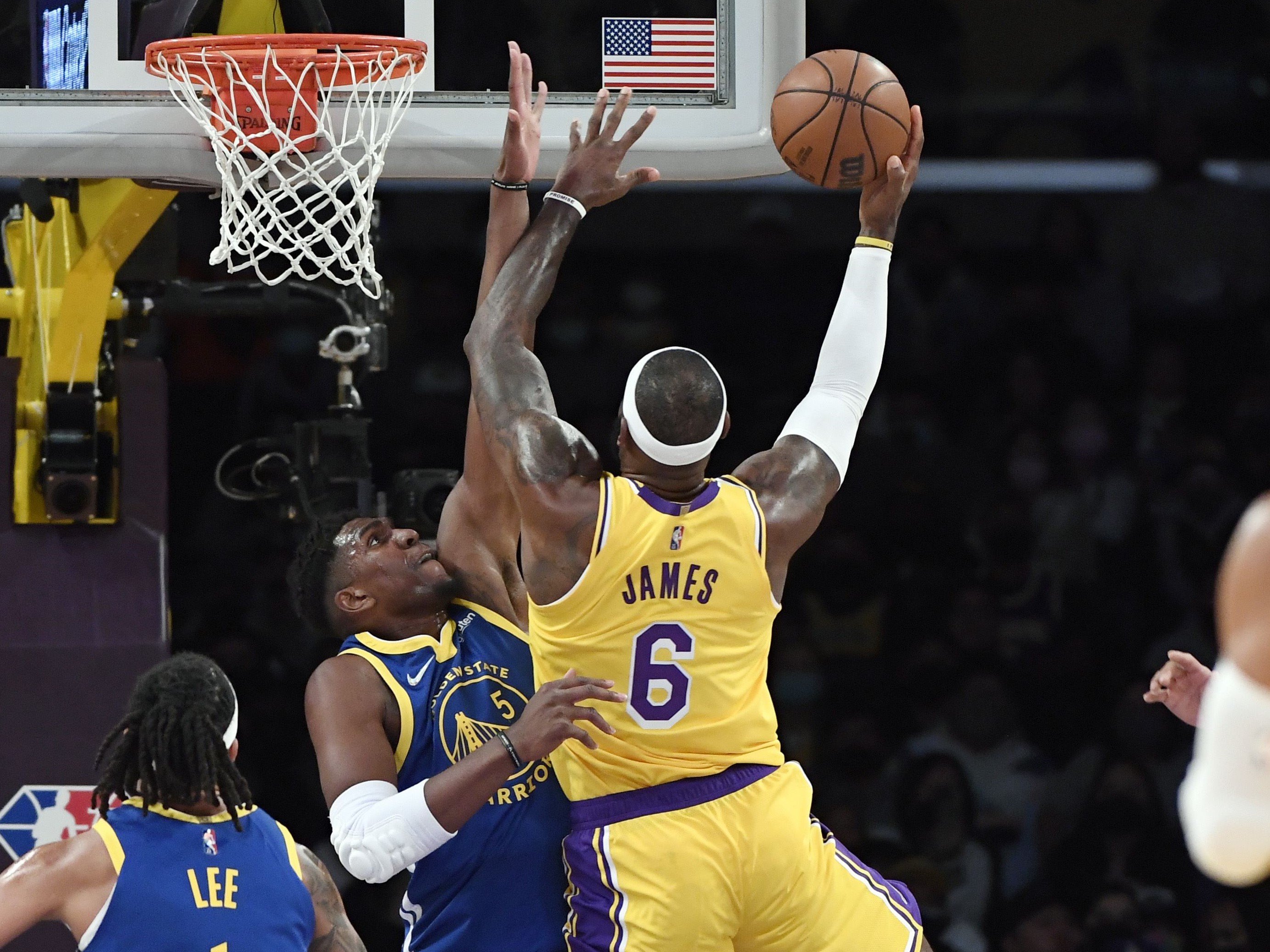 LeBron James #6 dari Los Angeles Lakers melaju ke ring melawan Kevon Looney #5 dari Golden State Warriors.