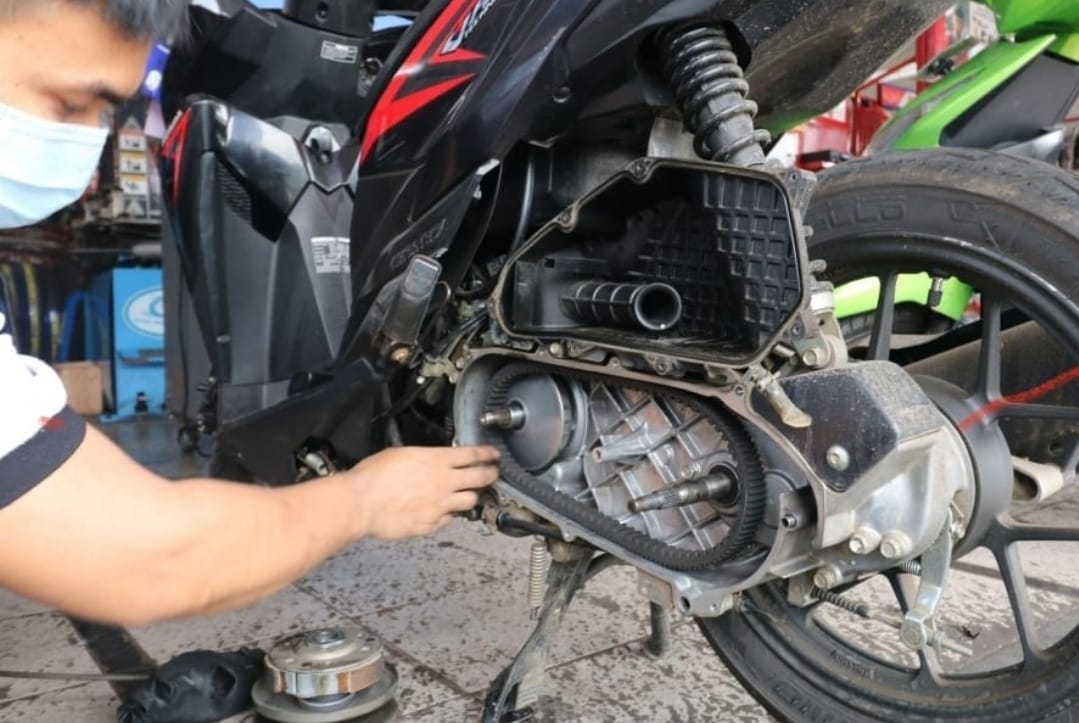 Ilustrasi servis sepeda motor untuk perawatan berkala agar tetap prima.
