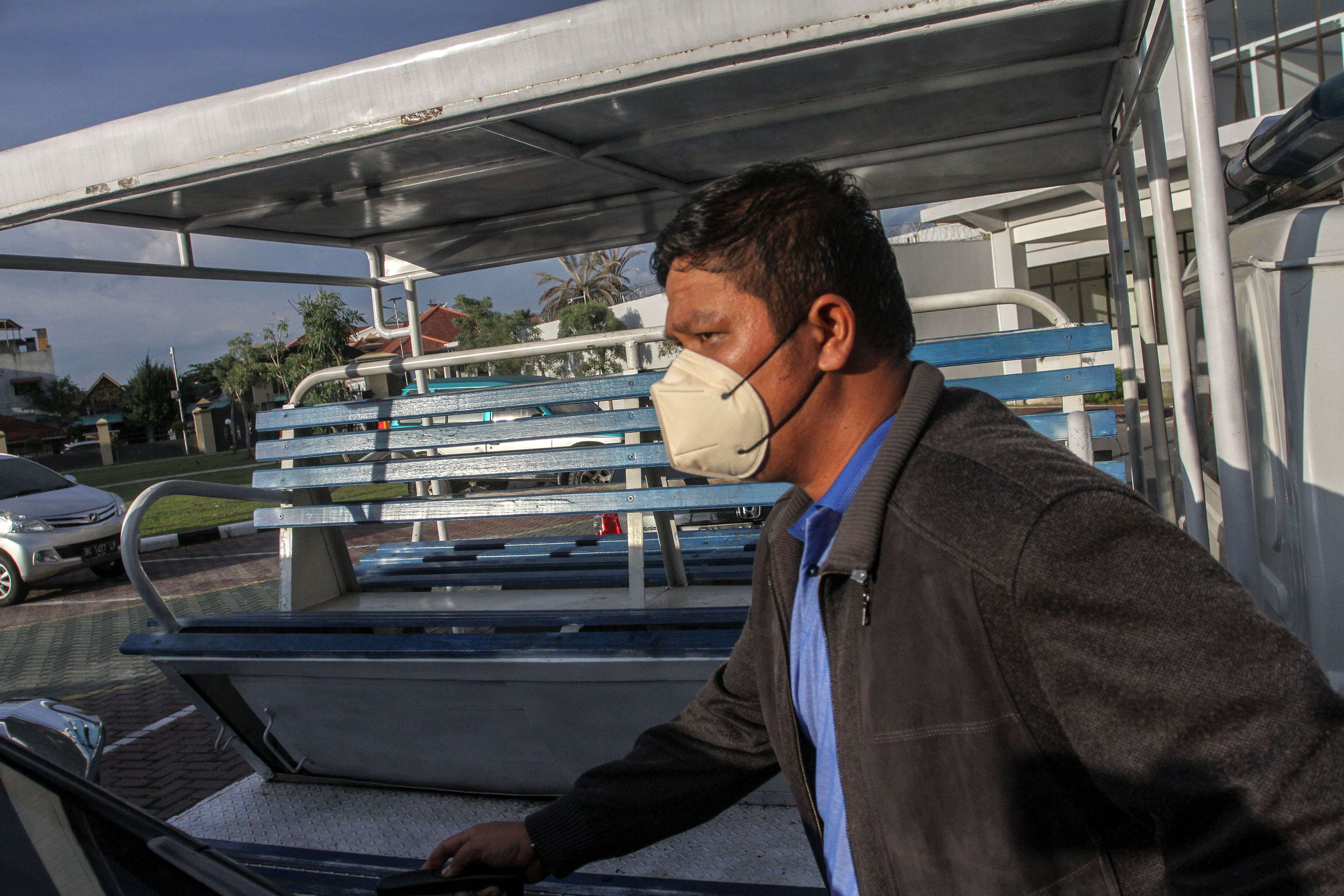 Buapti Kuantan Singingi Andi Putra usai menjalani pemeriksaan di Mapolda Riau saat OTT KPK