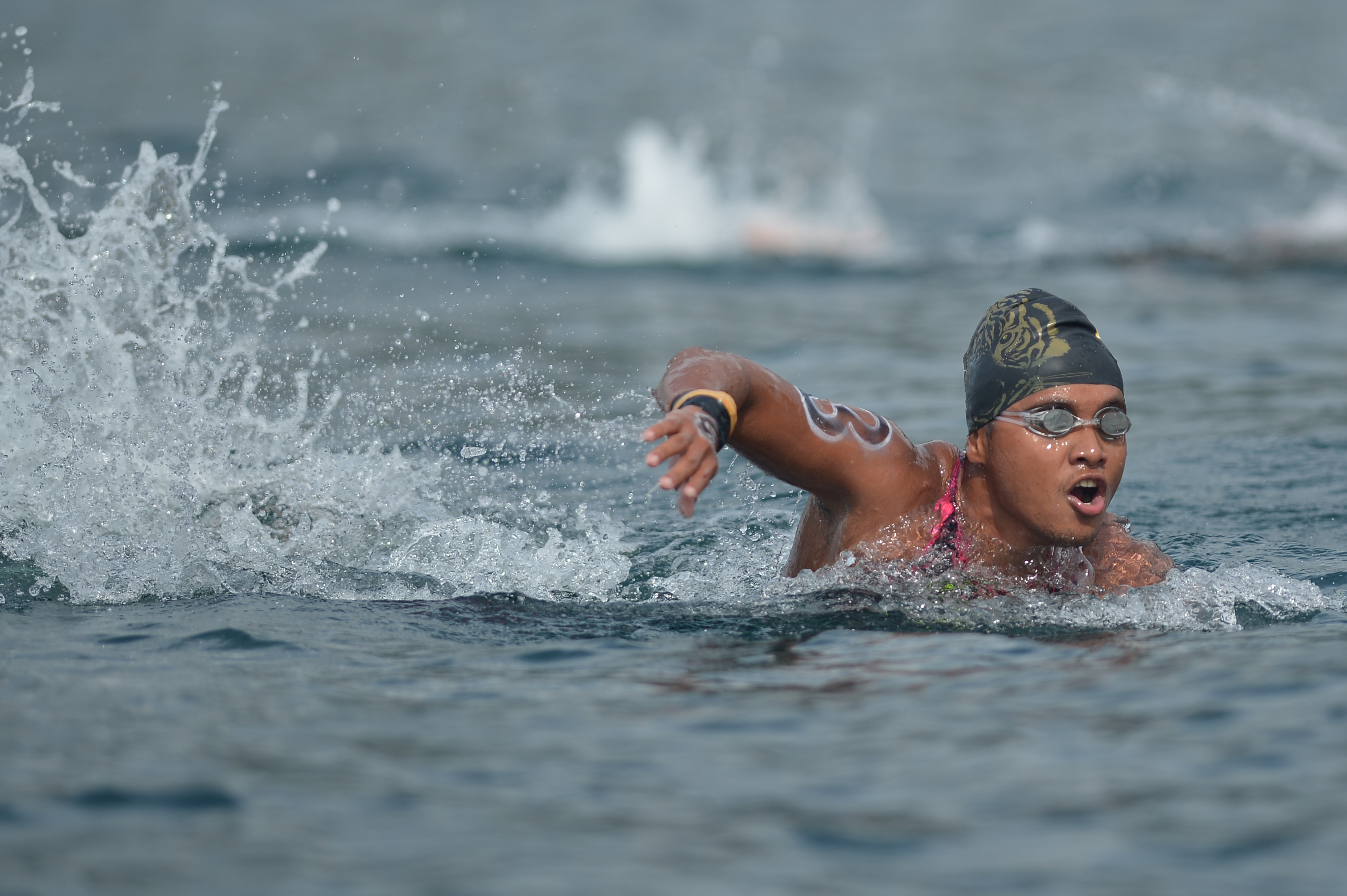 Atlet renang perairan terbuka putra Jatim Dimas Permana memacu kecepatannya saat final renang perairan terbuka 10.000 M putra PON Papua.