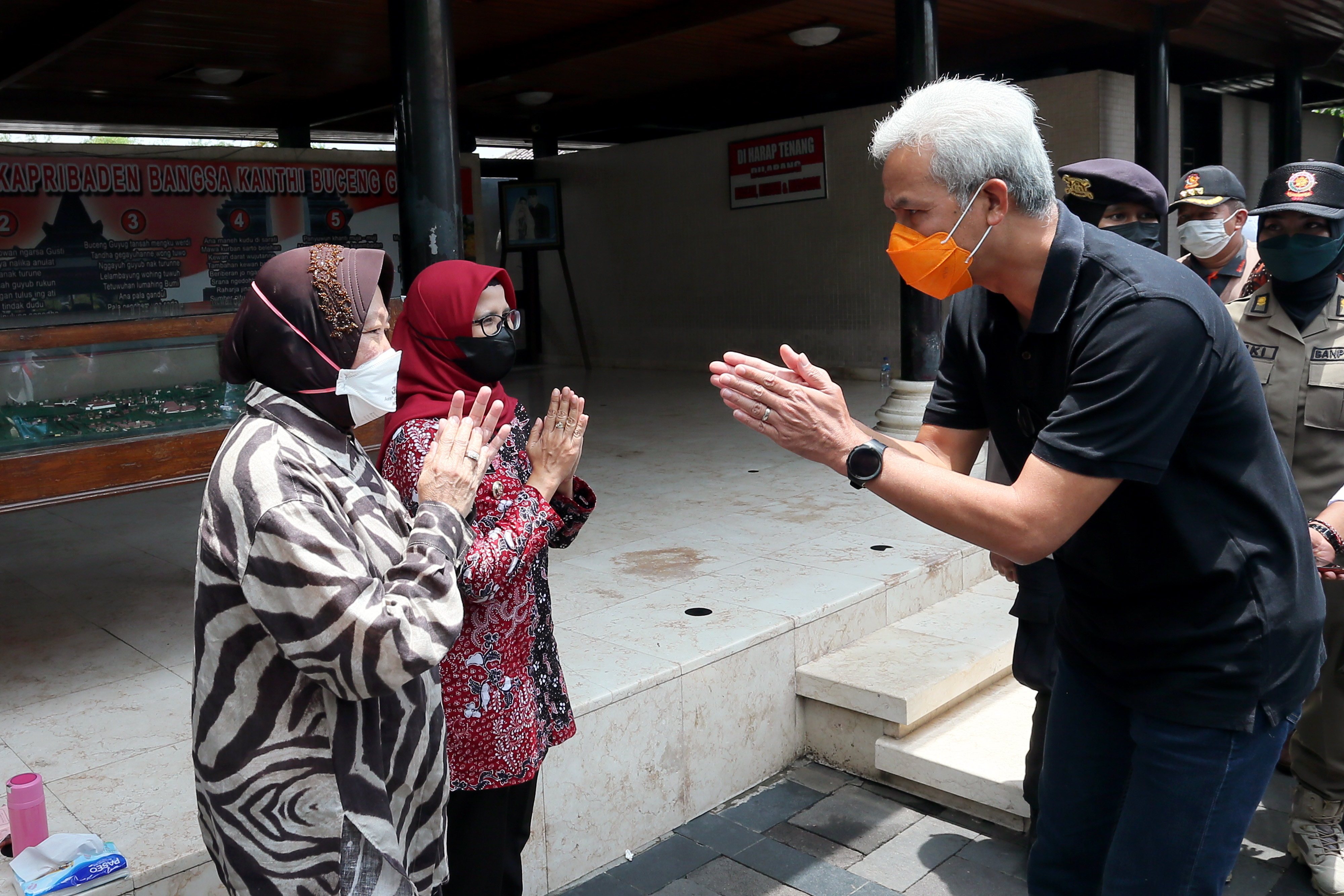 Ganjar Pranowo bertemu Menteri Sosial Tri Rismaharini di Blitar. 