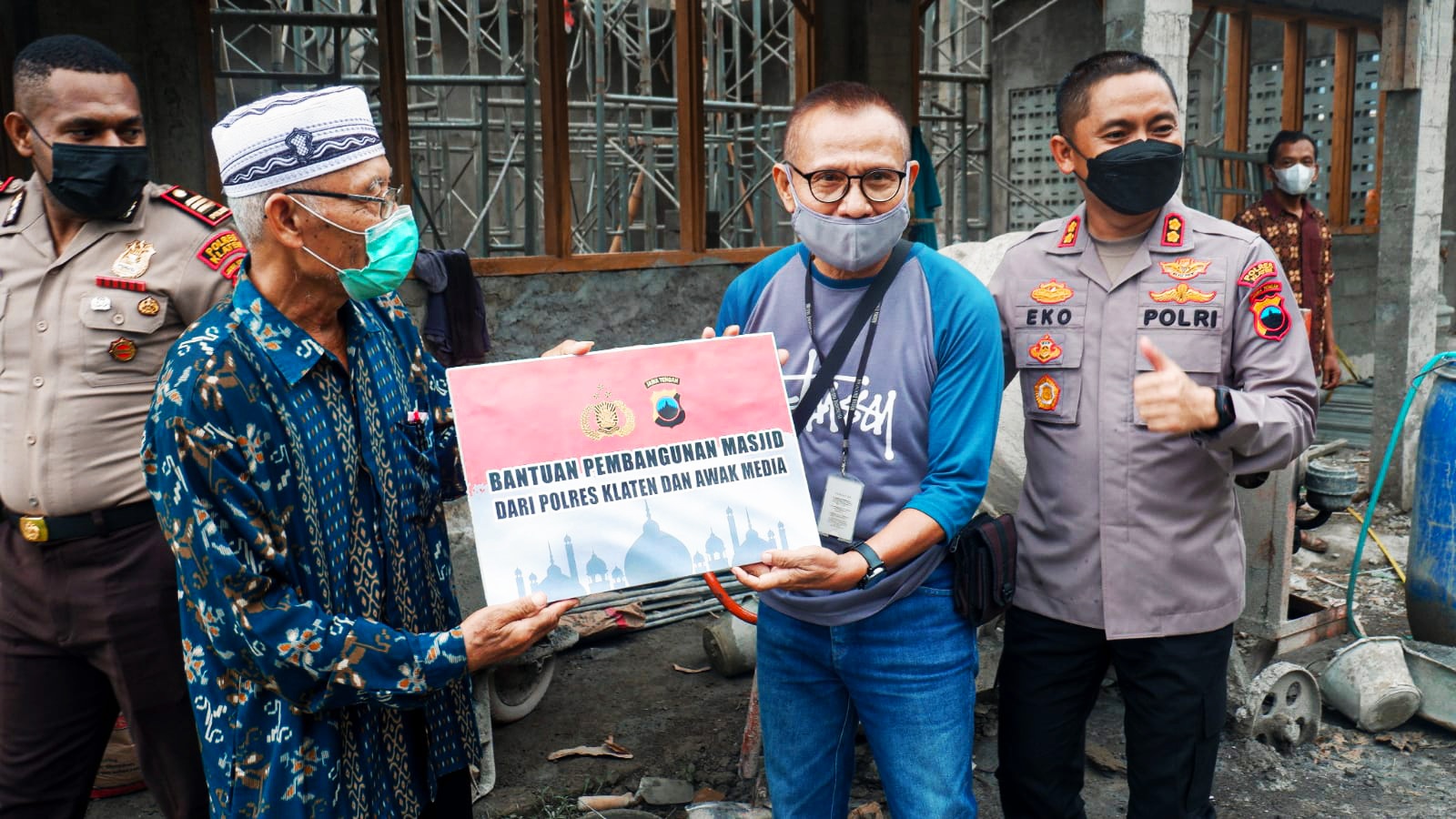 Wartawan dan Polres Klaten menyerahkan bantuan pembangunan masjid