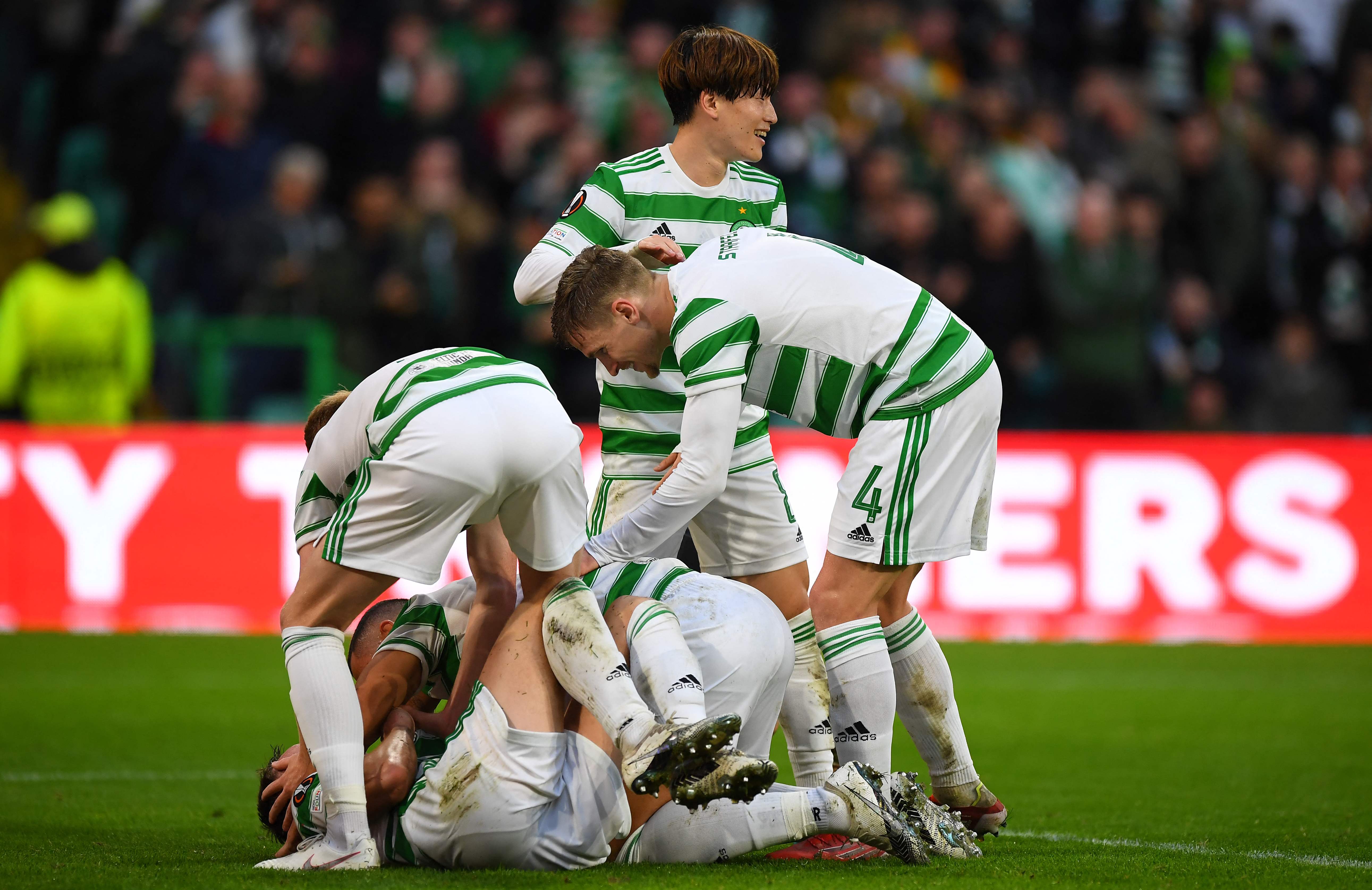 Para pemain Celtic melakukan selebrasi usai mencetak gol ke gawang Ferencvaros di laga Liga Europa.