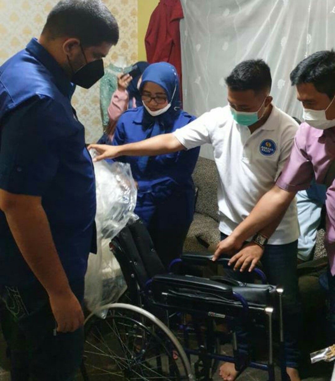 Partai NasDem Jabar sumbang kursi roda untuk warga pengidap kanker tiroid