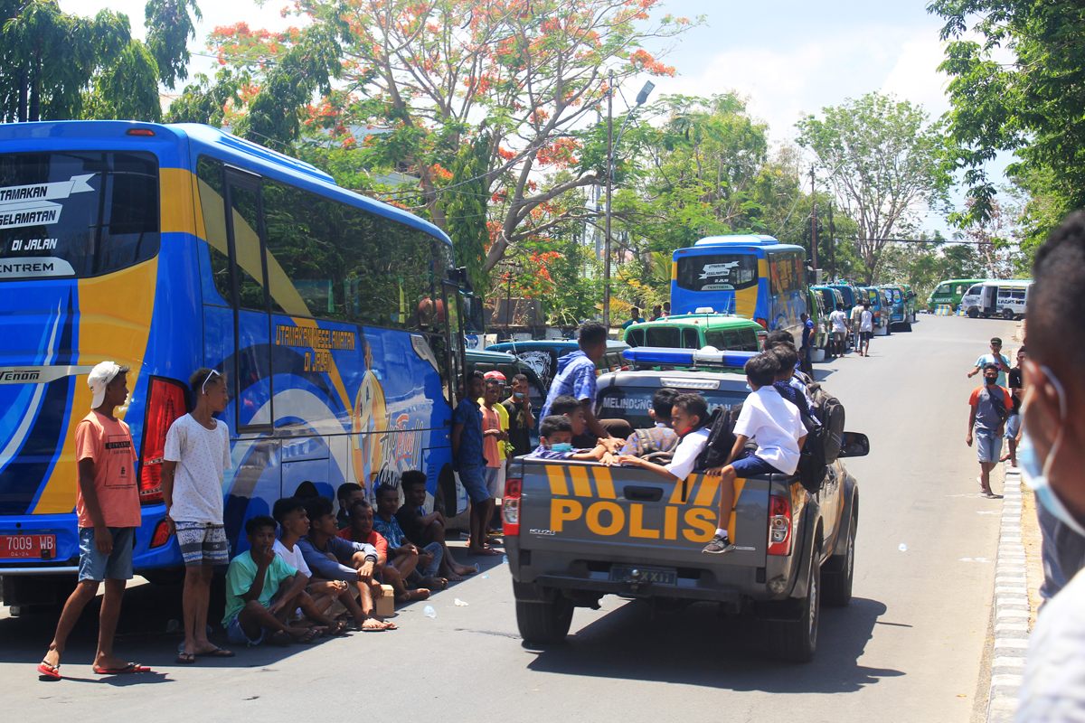 Ratusan sopir angkutan kota (angkot) menggelar aksi demo di Kota Kupang, Nusa Tenggara Timur, Rabu (27/10). 