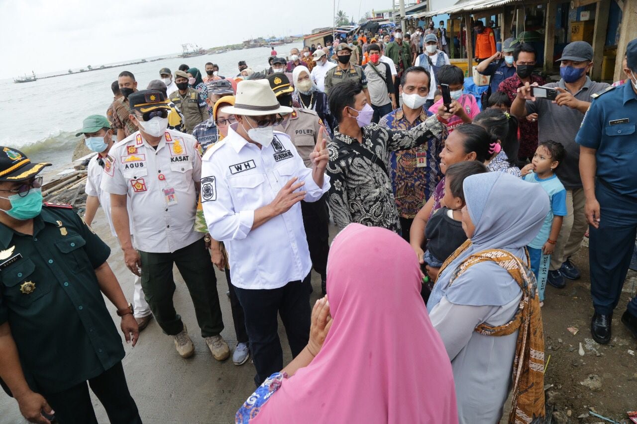 Gubernur Banten Wahidin Halim meninjau Revitalisasi Pelabuhan Perikanan Pantai Labuan Kabupaten Pandeglang, Kamis (29/10).