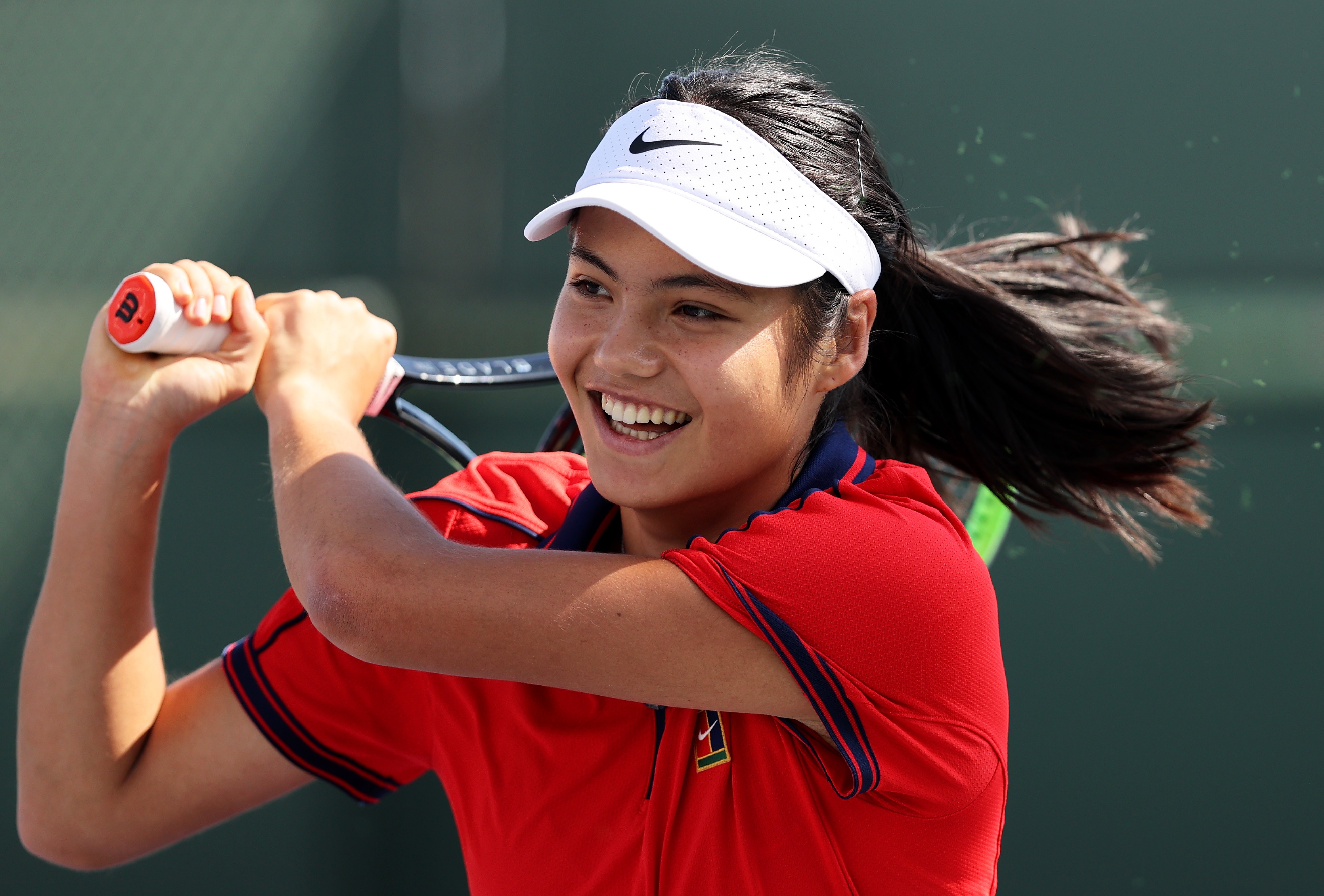 Petenis muda Inggris Emma Raducanu berlatih jelang menghadapi turnamen BNP Paribas Open di Indiana Wells, California, AS.