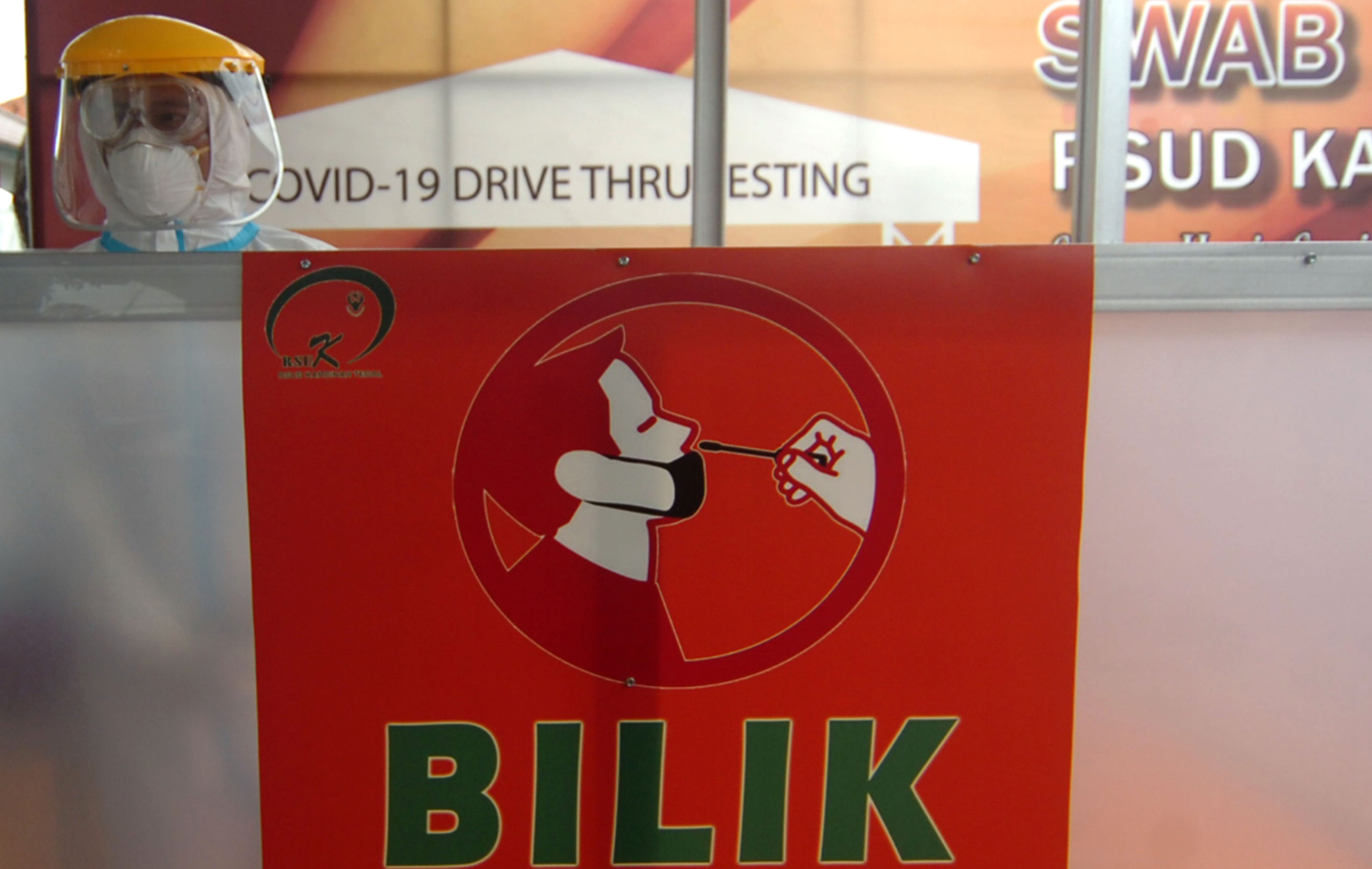 Petugas kesehatan berjaga di bilik tes usap saat peresmian laboratorium tes usap PCR dan Antigen secara 