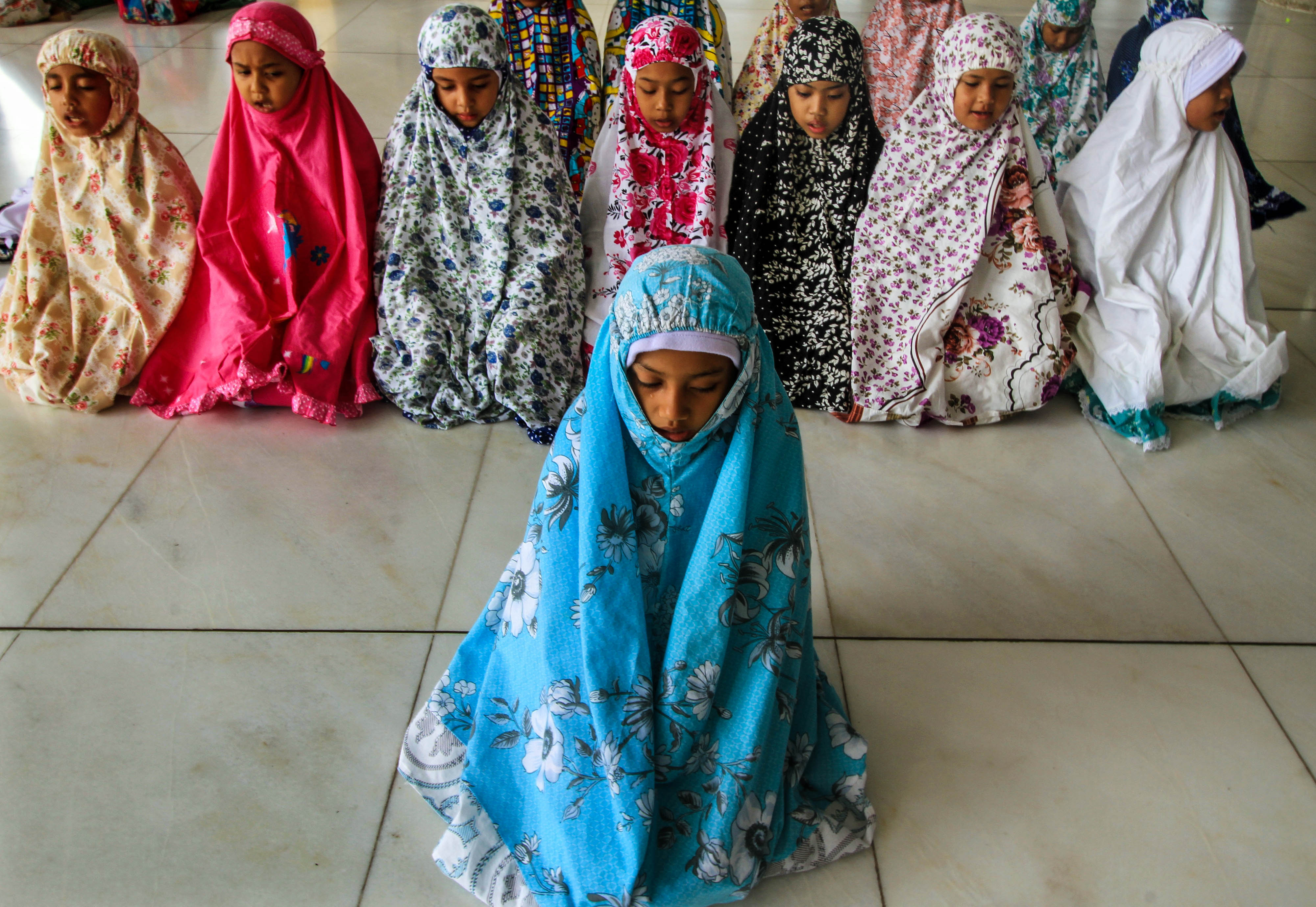 Sejumlah anak mengikuti latihan salat dhuha di Taman Pendidikan Anak (TPA) Islamic Centre, Lhokseumawe, Aceh.
