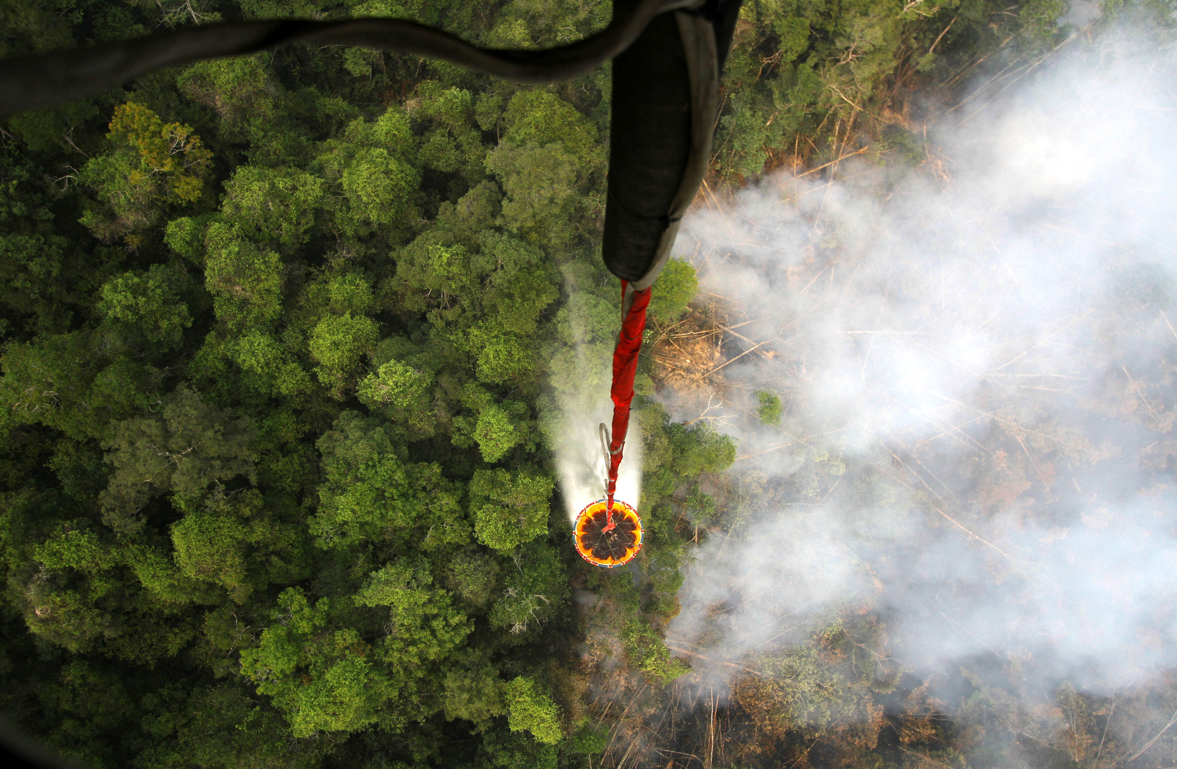 Helikopter BNPB melakukan 
