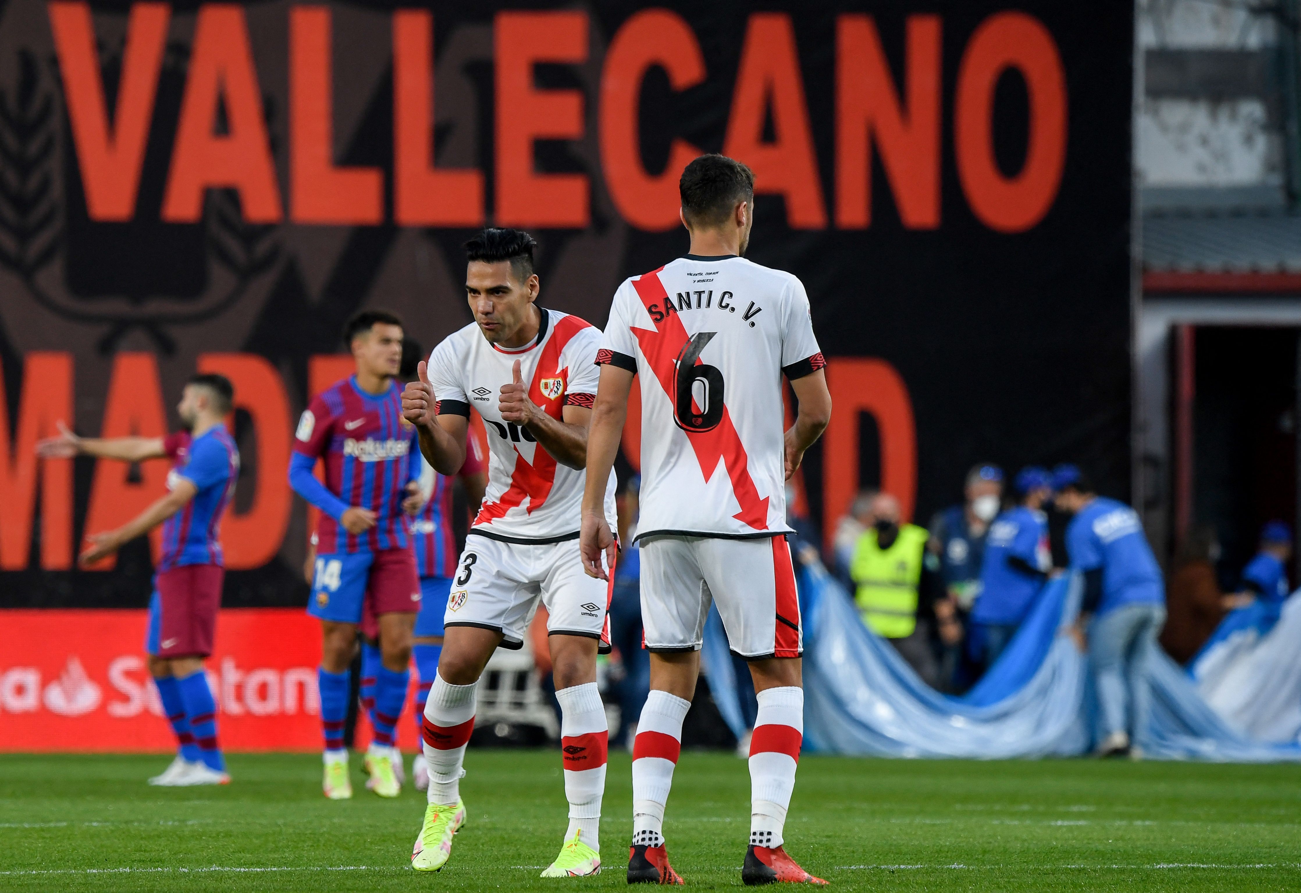 Penyerang Rayo Vallecano Radamel Falcao (kiri) melakukan selebrasi usai mencetak gol ke gawang Barcelona di laga La Liga.