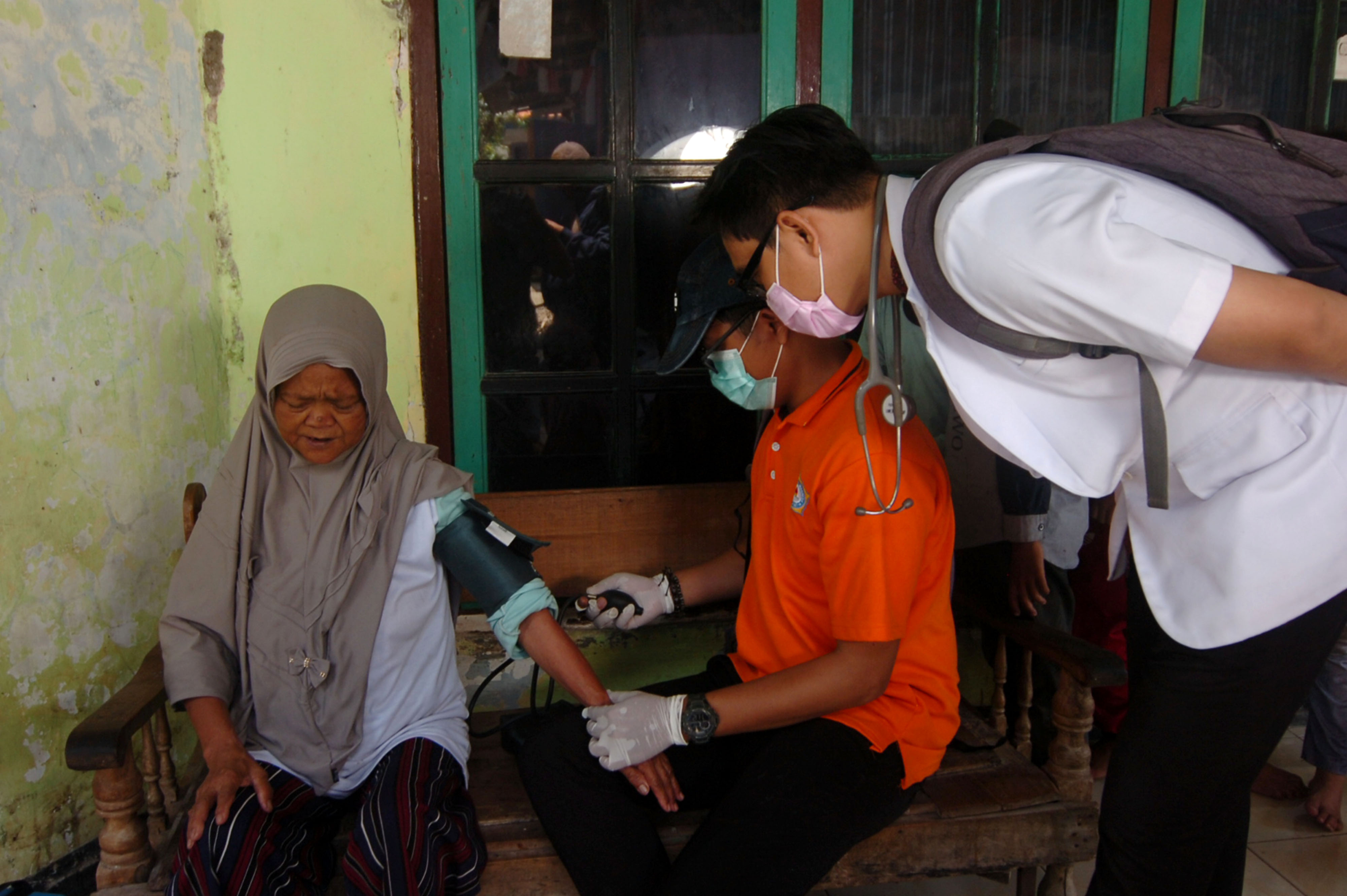 Petugas melakukan pemeriksaan kesehatan sebelum penyuntikan vaksin covid-19 