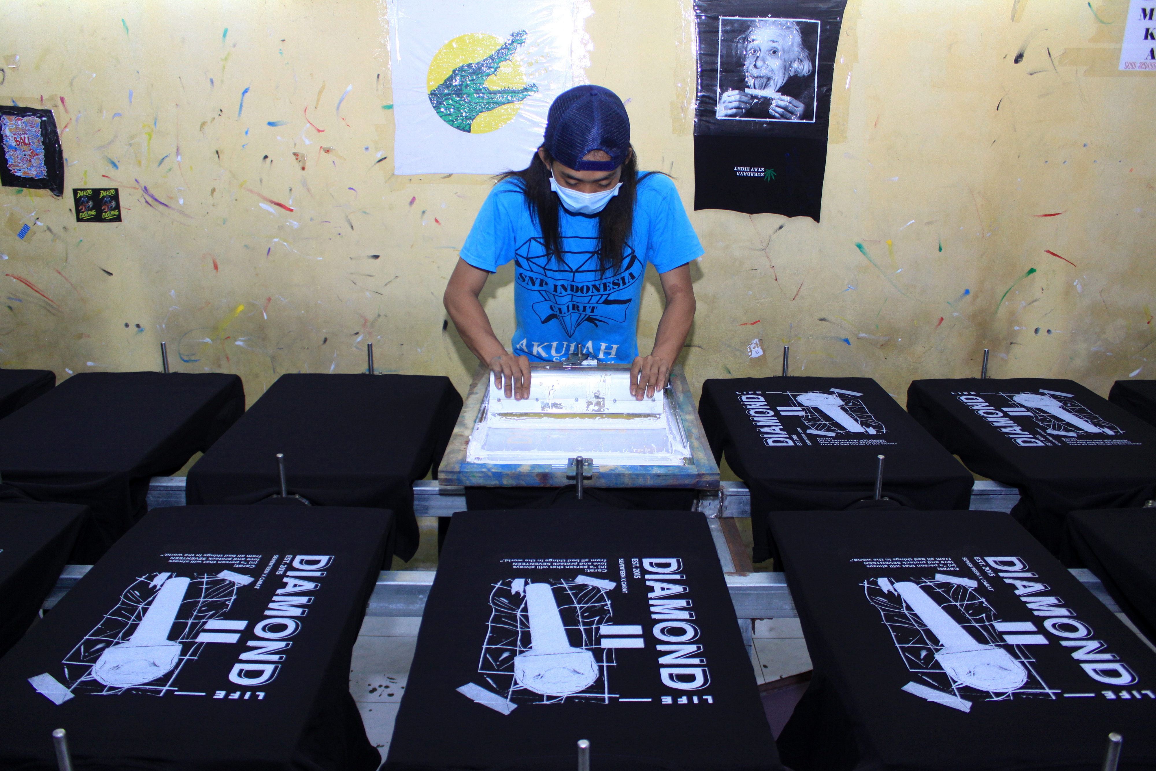 UMKM konveksi kembali berproduksi di tengah pandemi. 