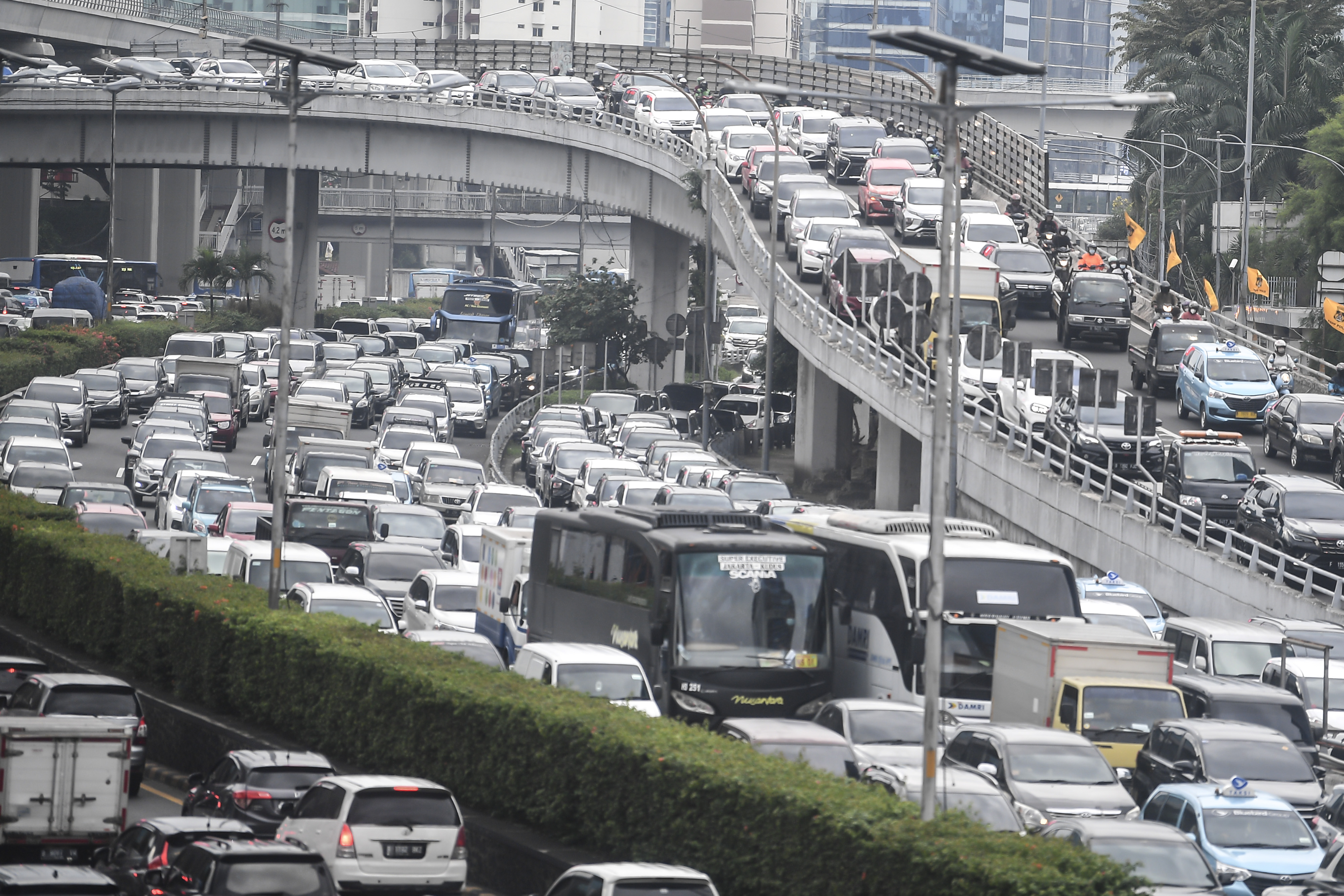 Ilustrasi kendaraan terjebak kemacetan di ruas jalan Jakarta saat libur panjang.