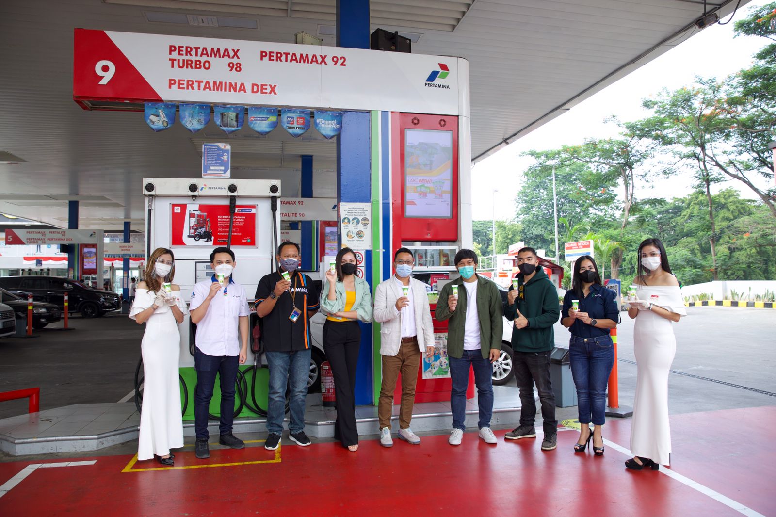 Kampanye penerapan protokol kesehatan dengan 6M kepada pengguna kendaraan di SPBU. 