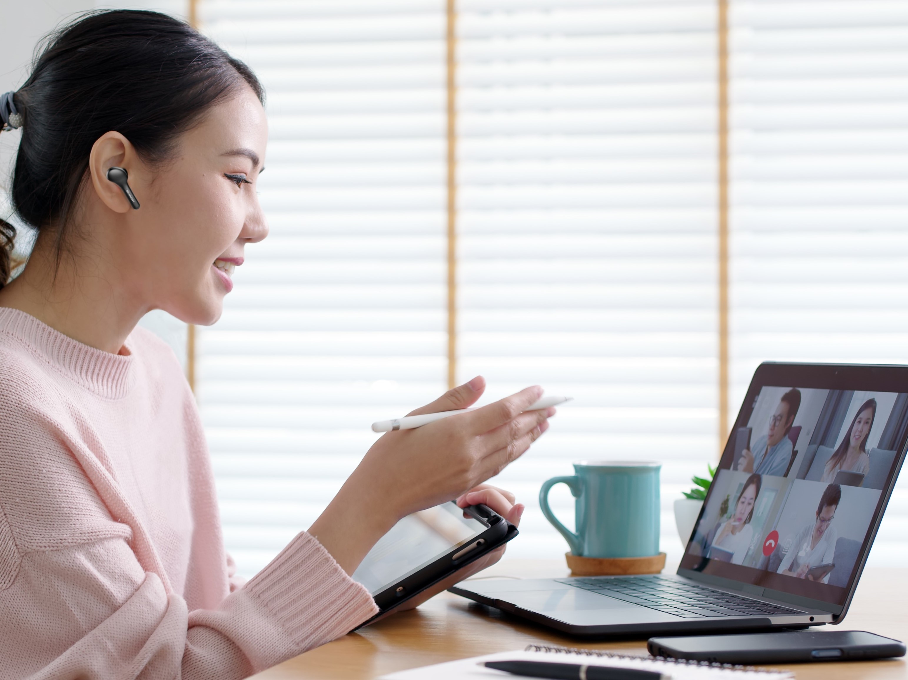 Daya tahan baterai yang dapat digunakan terus-menerus selama 6 jam mampu menemani segala aktivitas penggunanya. 