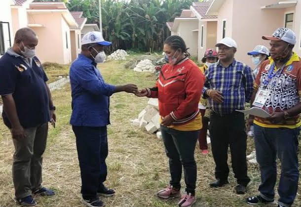 Bupati Jayapura Mathius Awoitauw menyerahkan kunci rumah sebagai simbol penyerahan bonus rumah untuk atlet berprestasi asal Jayapura, Papua.