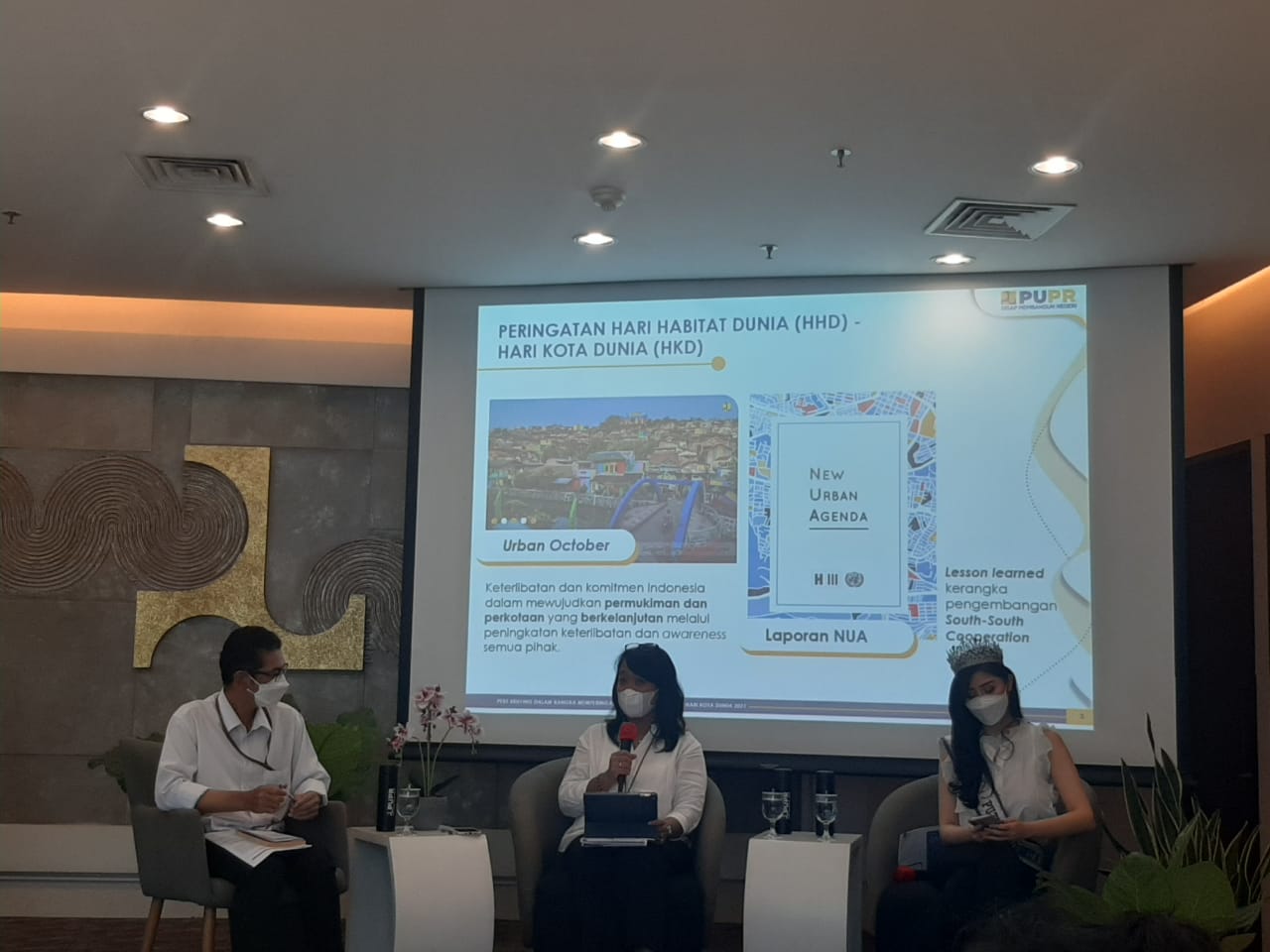 Dirjen Cipta Karya PUPR Diana Kusumastuti (di tengah) dalam webinar Hari Habitat Dunia dan Hari Kota Dunia di 