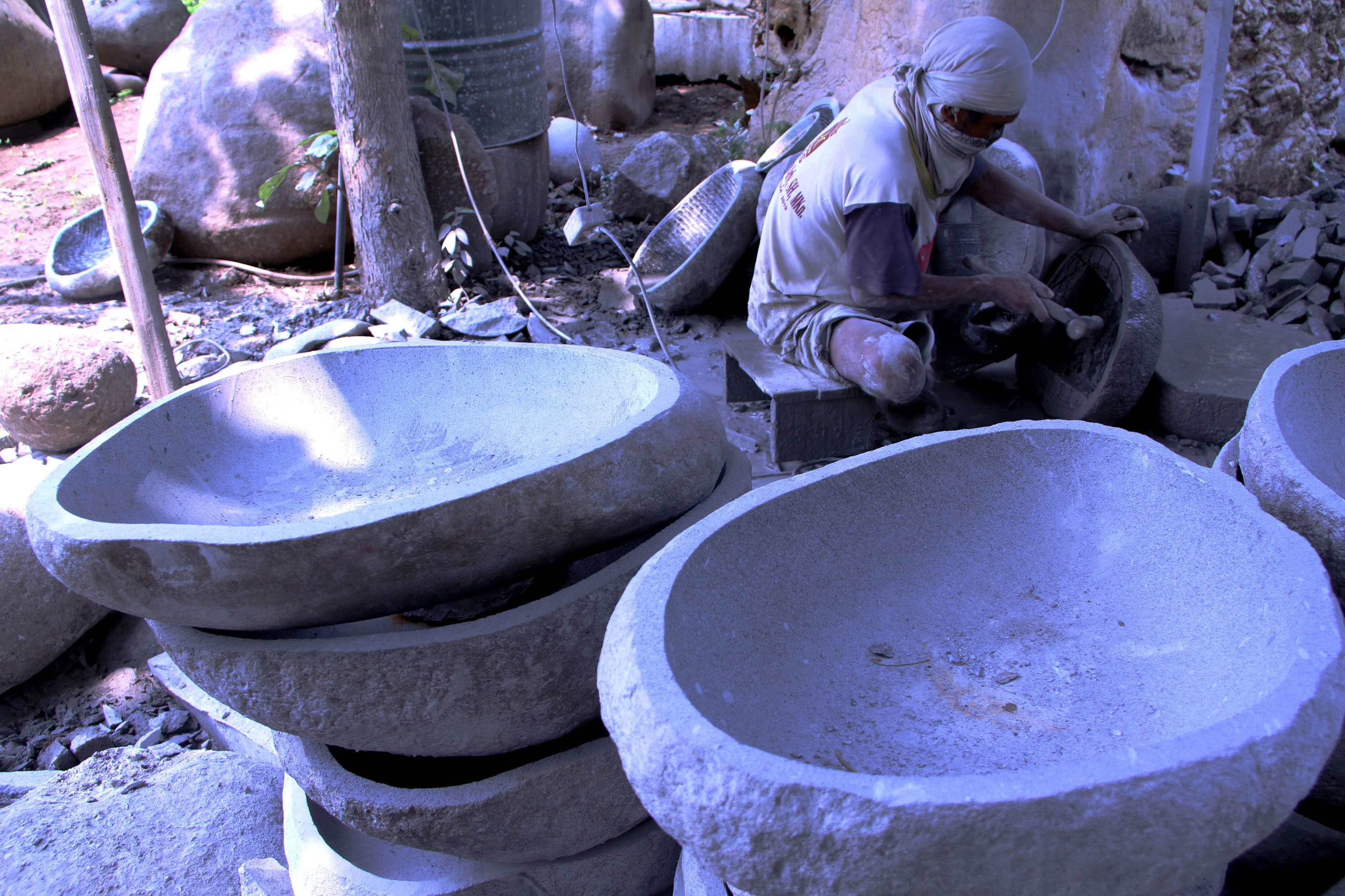 Perajin membuat wastafel berbahan batu kali di sentra kerajinan marmer dan batu alam di Campurdarat, Tulungagung, Jawa Timur.