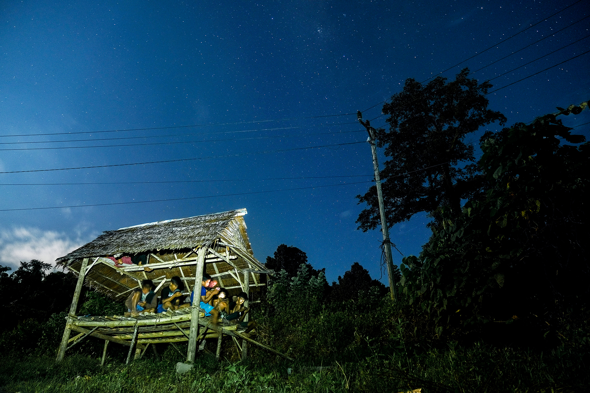 Spot Sinyal di Tanampulu. Keberadaan tower telekomunikasi penting untuk menghadirkan layanan telekomunikasi.