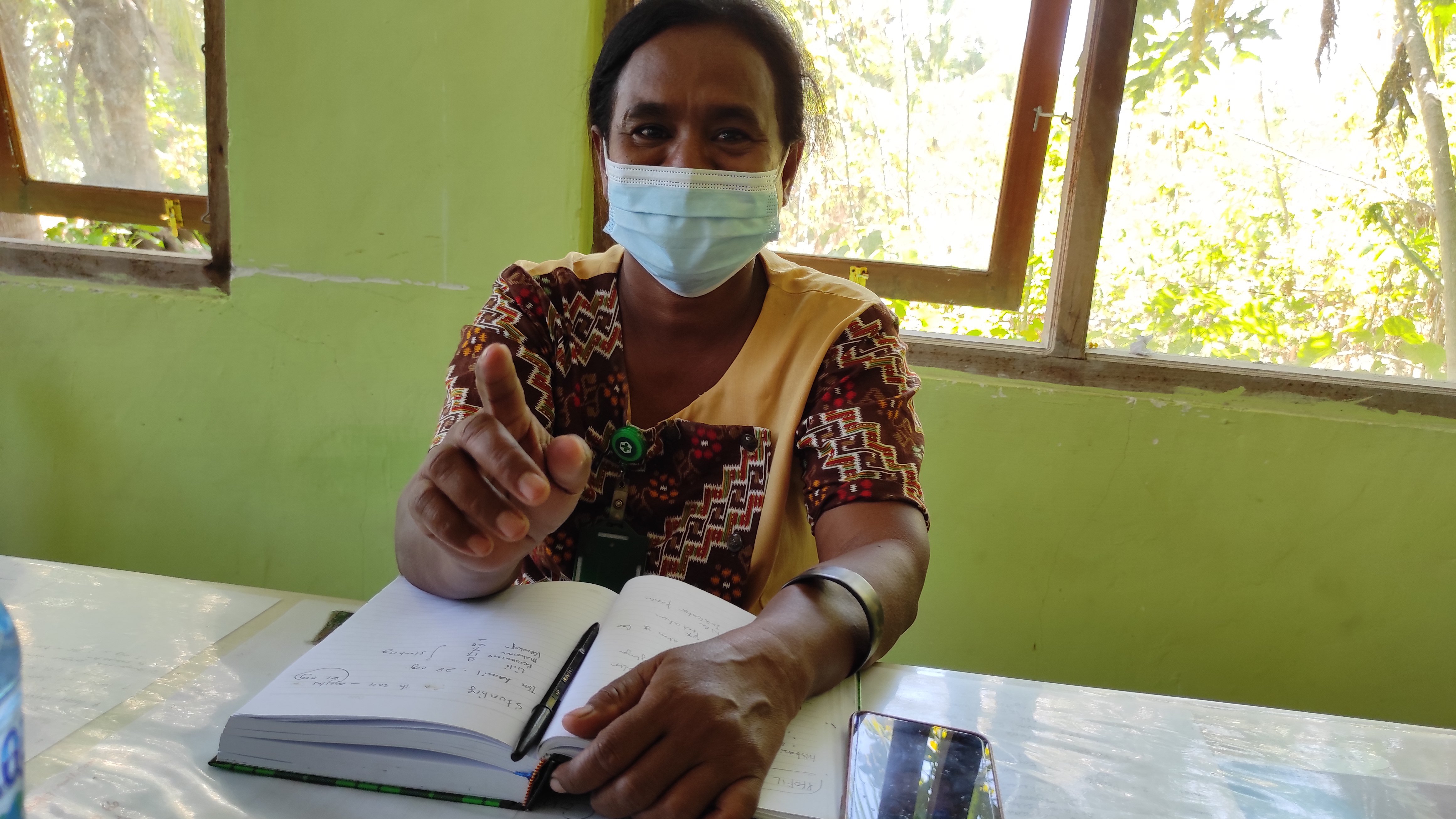  Kepala Puskesmas Palue, Florida Longge. 