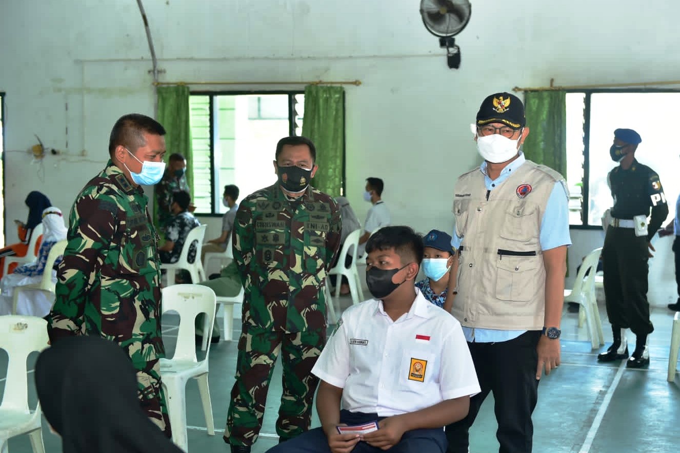 Ketua Satgas Covid-19 yang juga Bupati Yuhronur Efendi dan Dandim 0812 Lektol Infantri Sidik Wiyono memantau vaksinasi di Halaman Kodim 0812