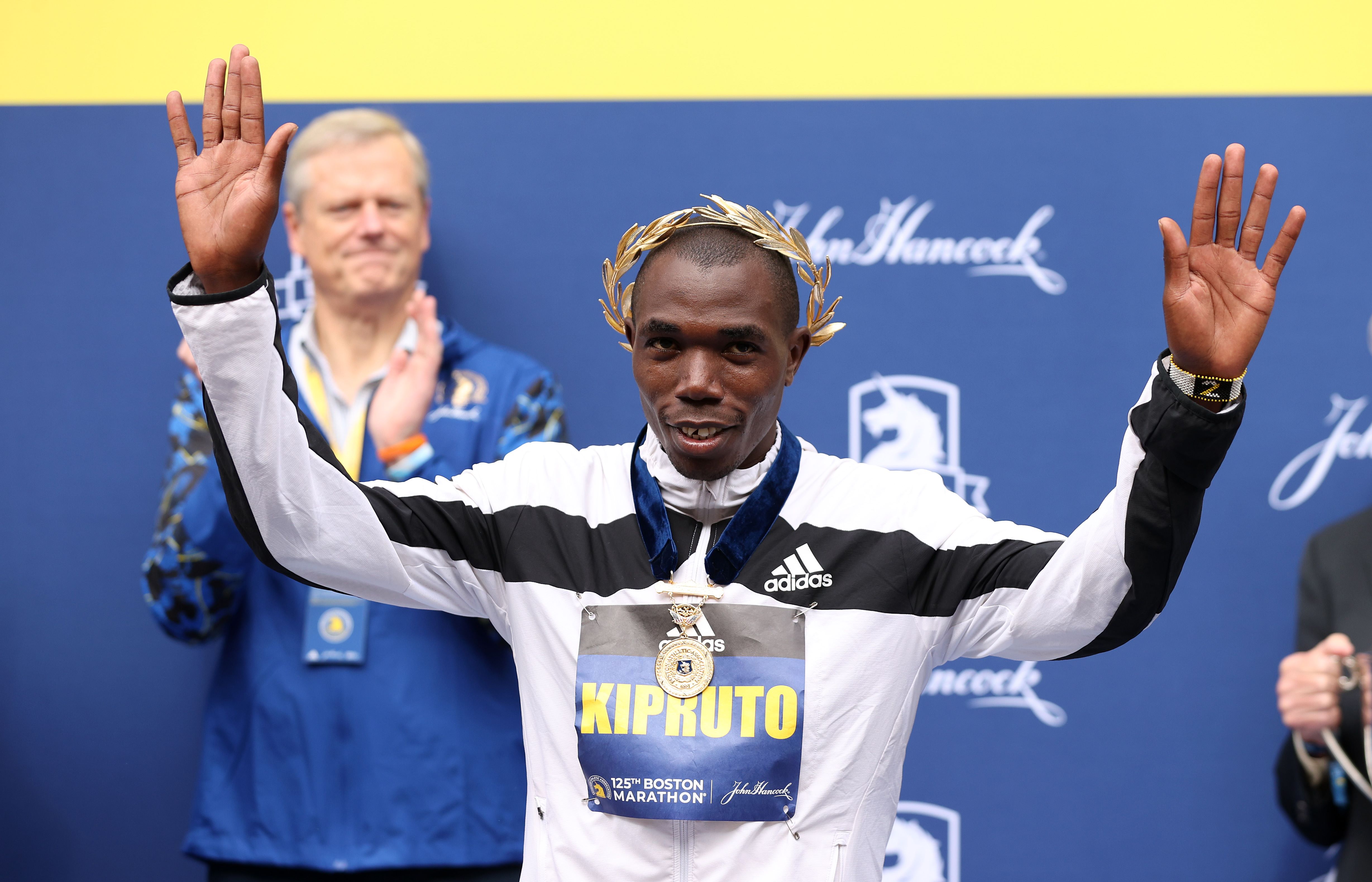 Pelari Kenya Benson Kipruto usai menjadi juara di Maraton Boston.