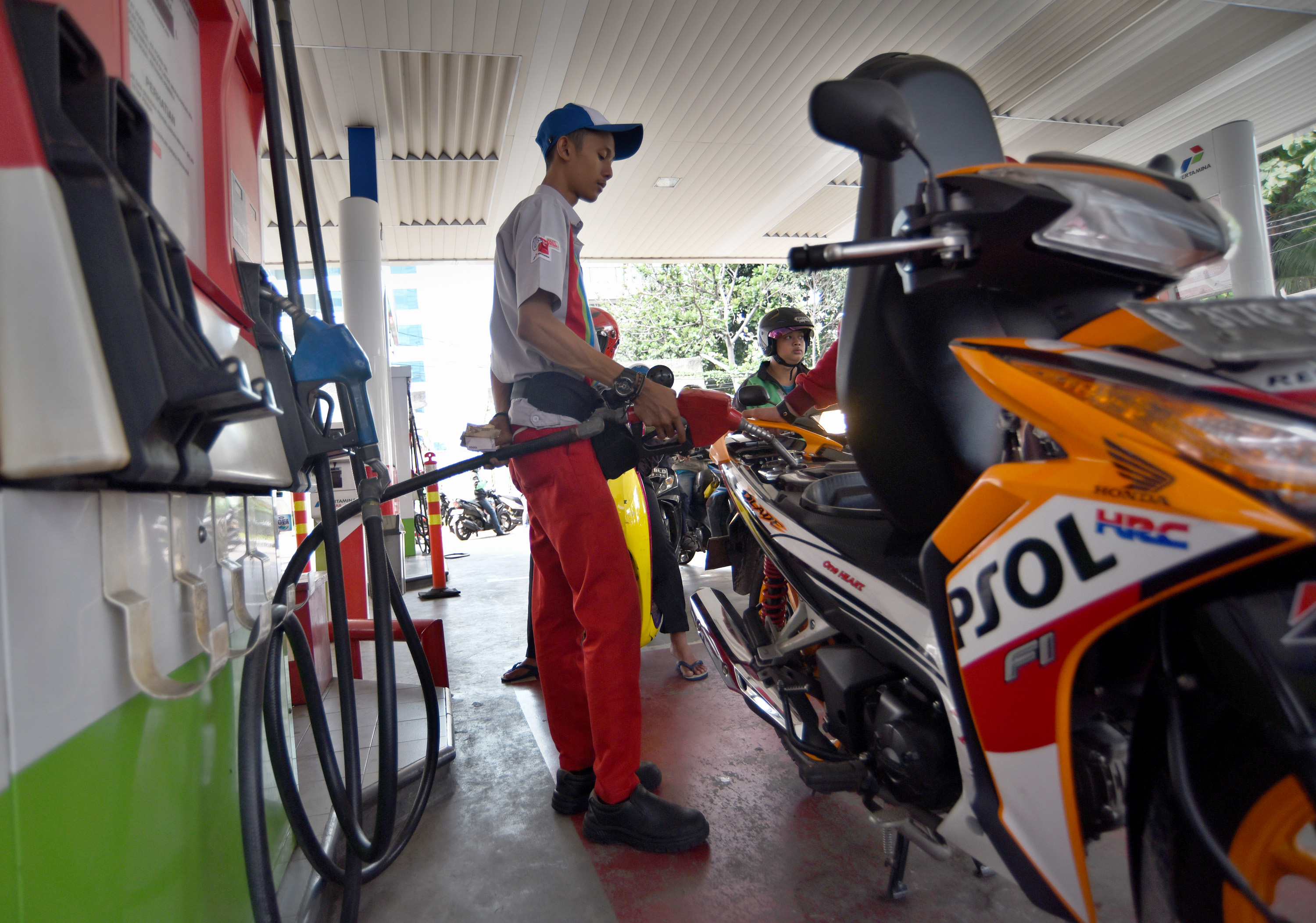 Petugas SPBU melakukan pengisian Pertamax