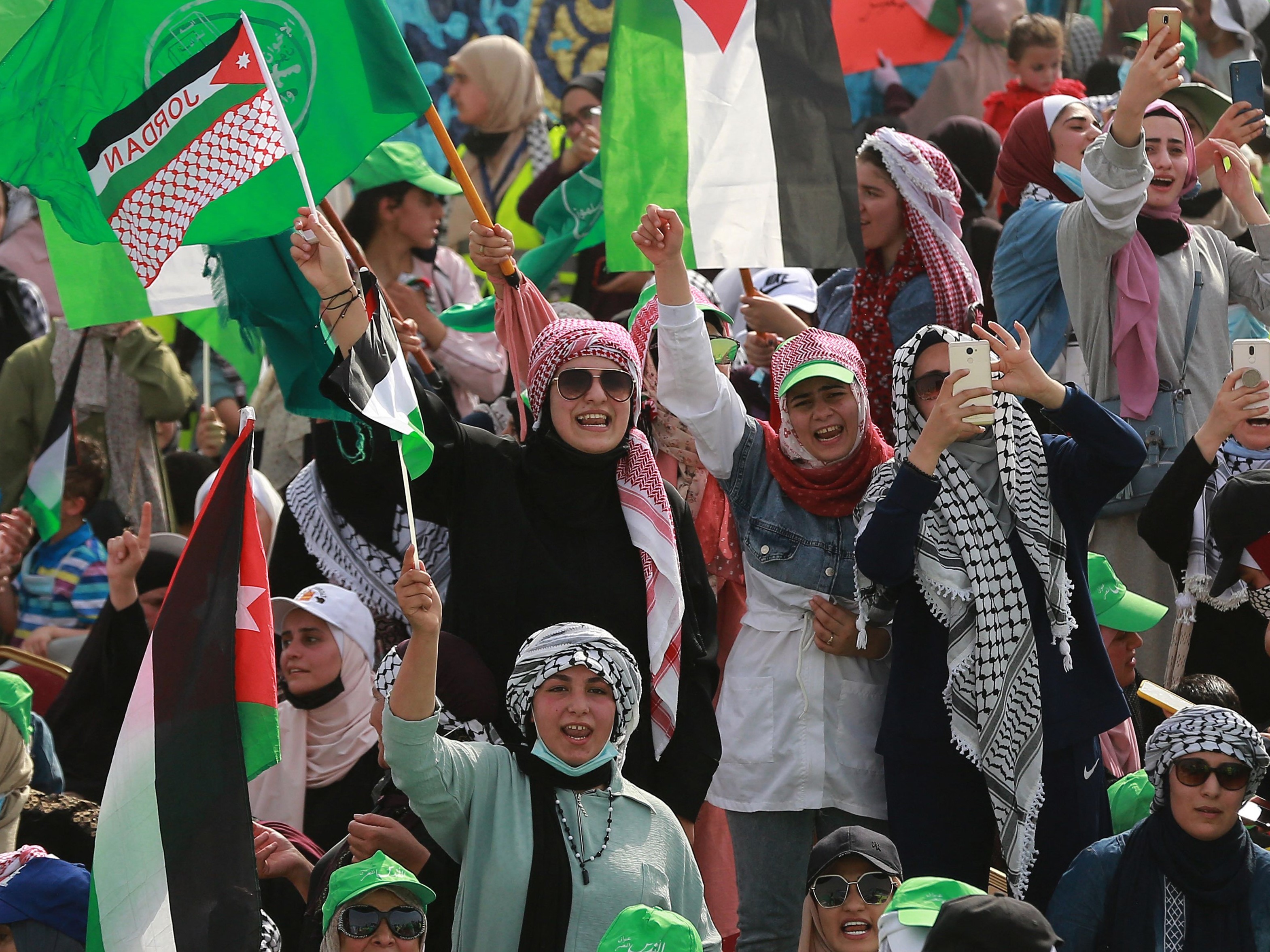 Pendukung Ikhwanul Muslimin Yordania berunjuk ras di desa Sweimeh, dekat perbatasan Yordania dengan Tepi Barat, untuk mendukung Palestina.