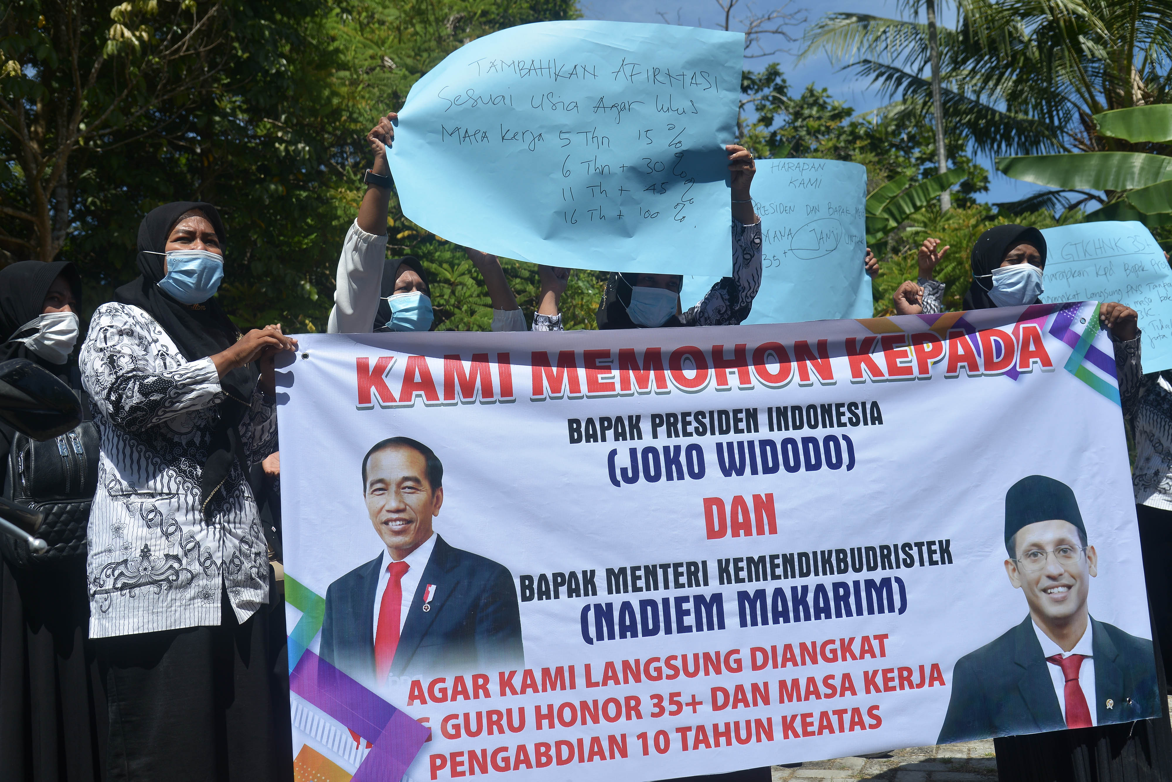 Sejumlah guru honorer menggelar unjuk rasa di kantor PGRI, Desa Siron, Kabupaten Aceh Besar, Aceh, Jumat (17/9/2021)