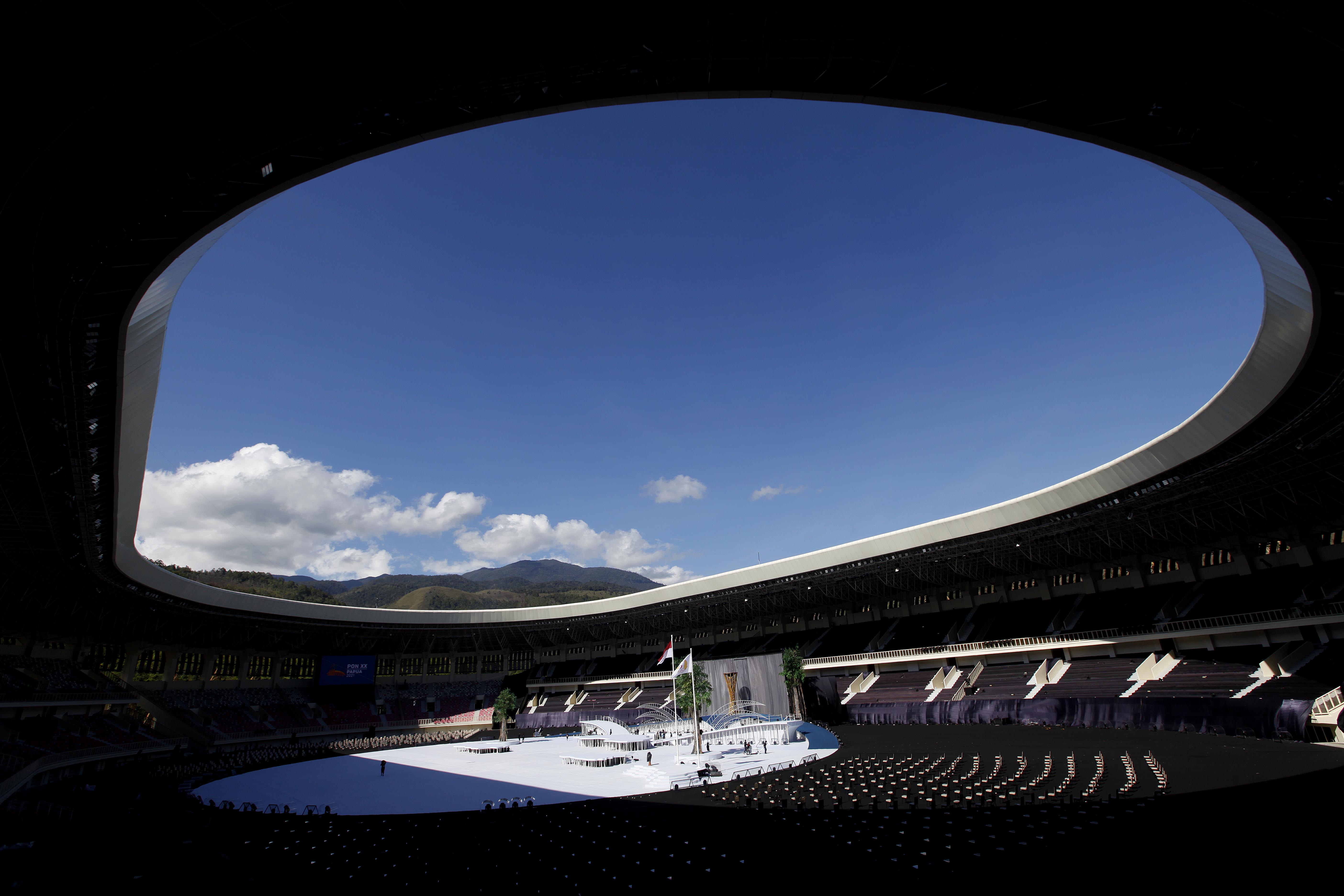 Suasana persiapan penyelenggaraan upacara penutupan PON XX Papua di Stadion Lukas Enembe, Papua.