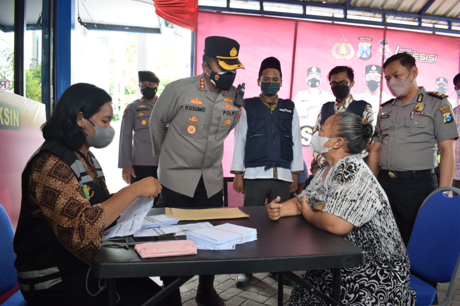 Kapolresta Sidoarjo Kombes Kusumo Wahyu Bintoro (tengah) saat meninjau Posko Vaksin 24 Jam di Sidoarjo, Jawa Timur.