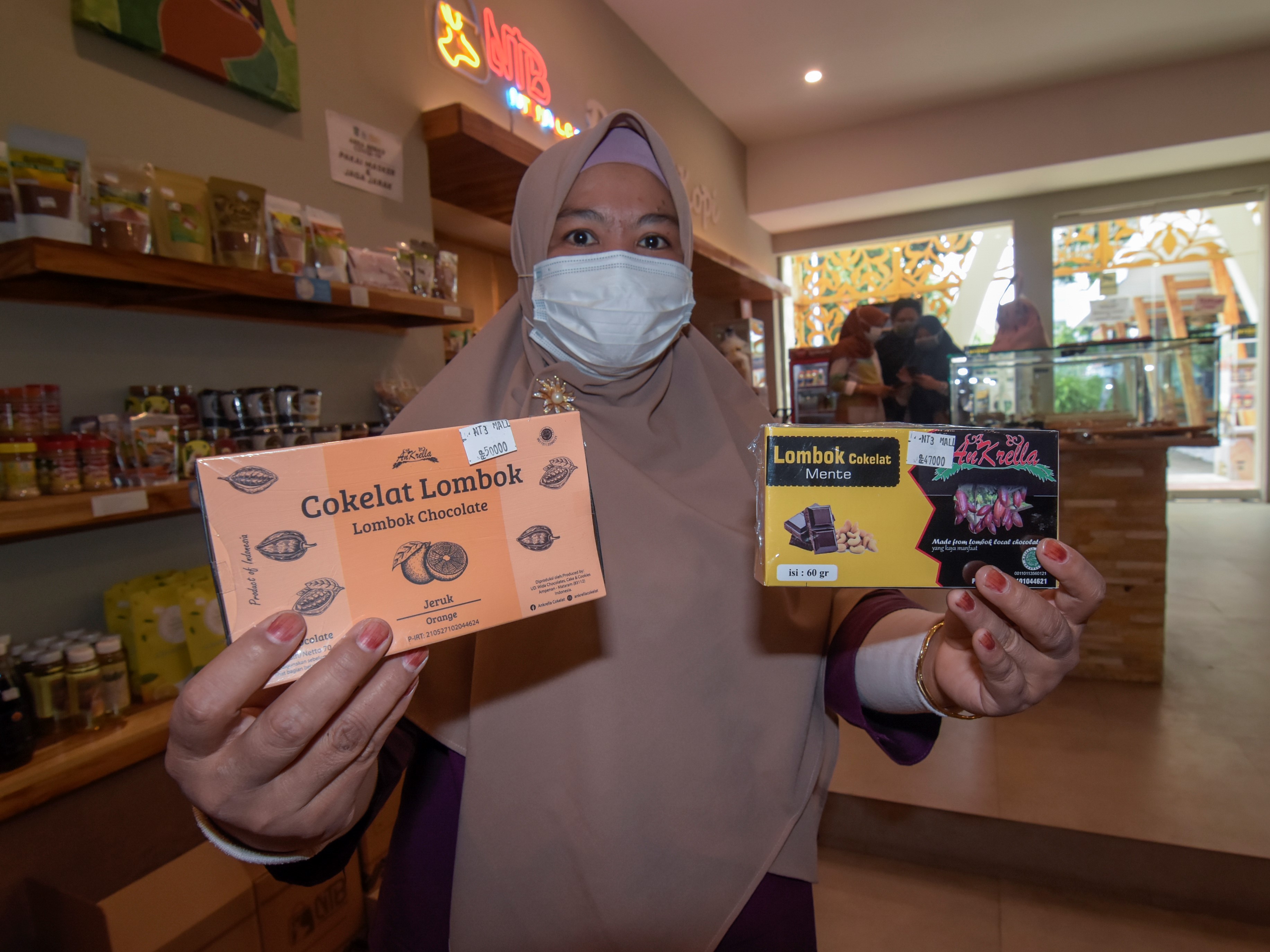 Kepala Dinas Perindustrian NTB Nuryanti menunjukkan cokelat lombok Ankrella produk UMKM NTB di NTB Mall, Mataram, NTB, Jumat (8/10).